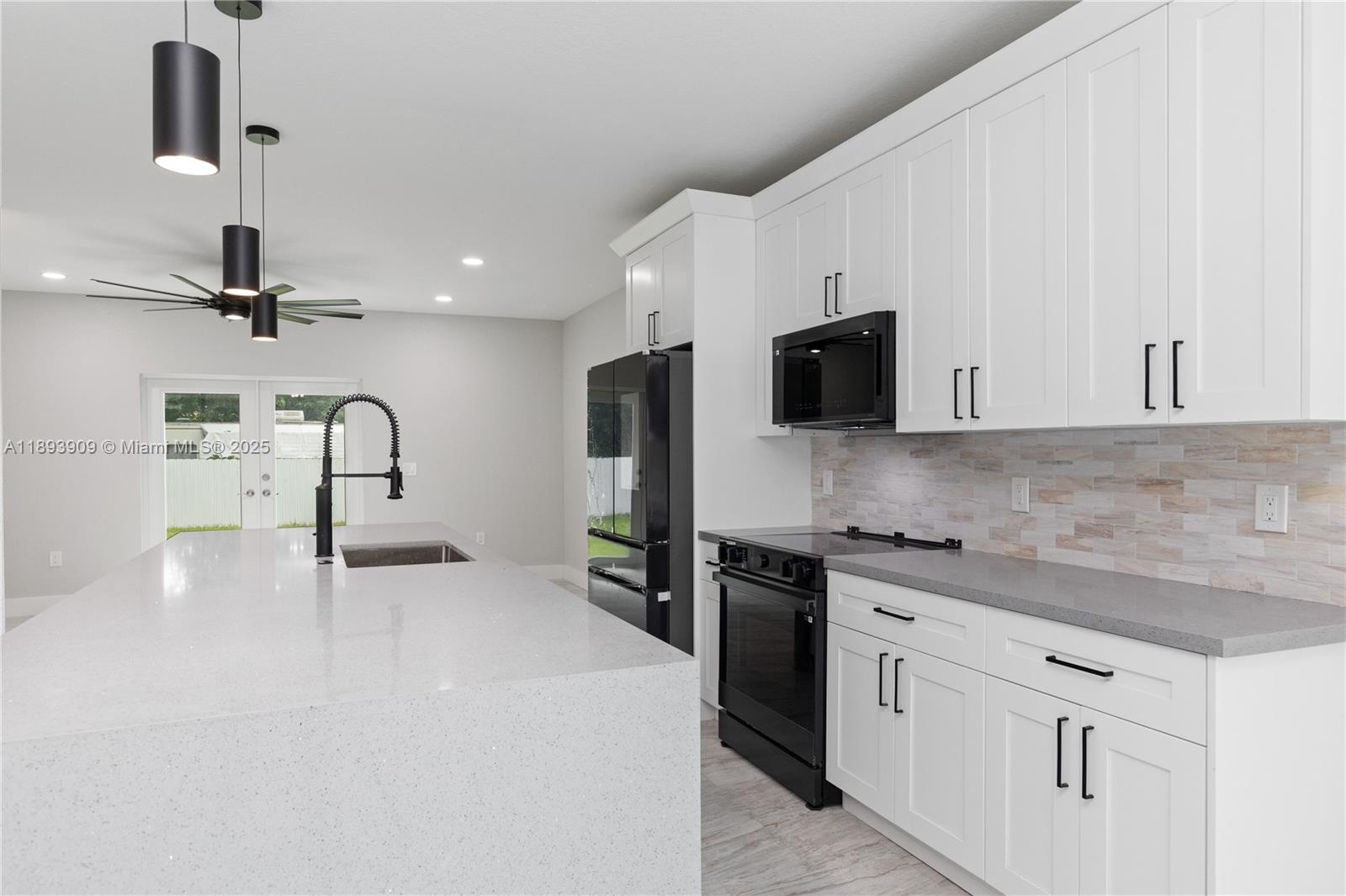   /  3892 sq. ft. $ 2025-10-10 0 foto
