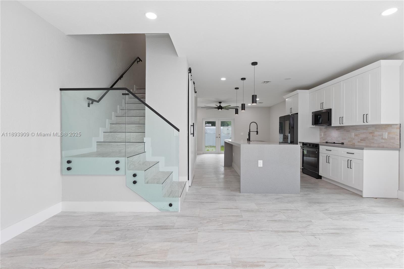   /  3892 sq. ft. $ 2025-10-10 0 foto