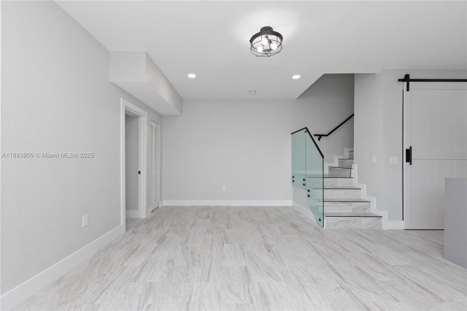   /  3892 sq. ft. $ 2025-10-10 0 foto
