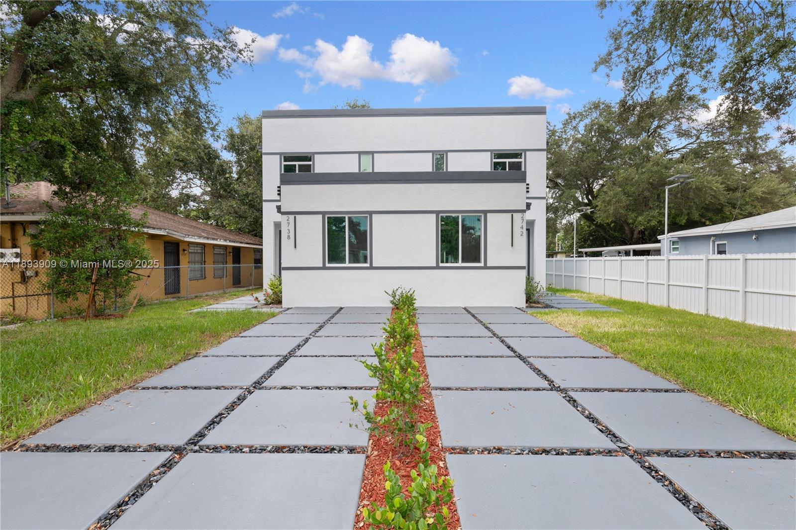  /  3892 sq. ft. $ 2025-10-10 0 foto