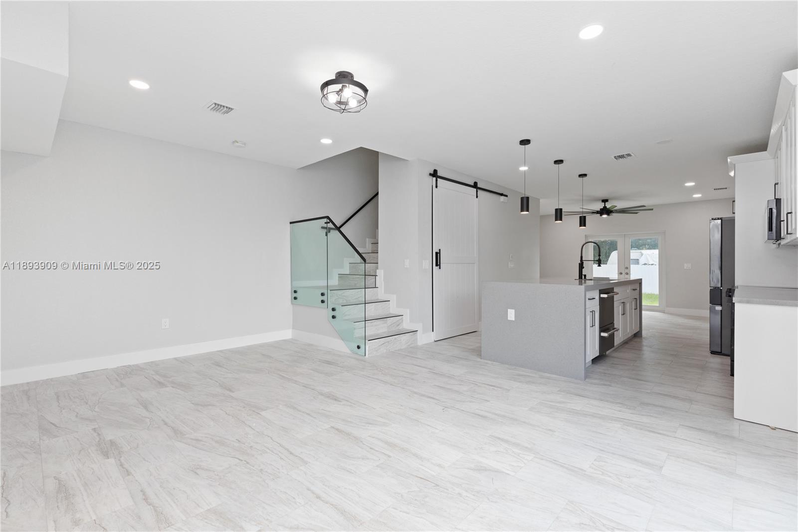   /  3892 sq. ft. $ 2025-10-10 0 foto
