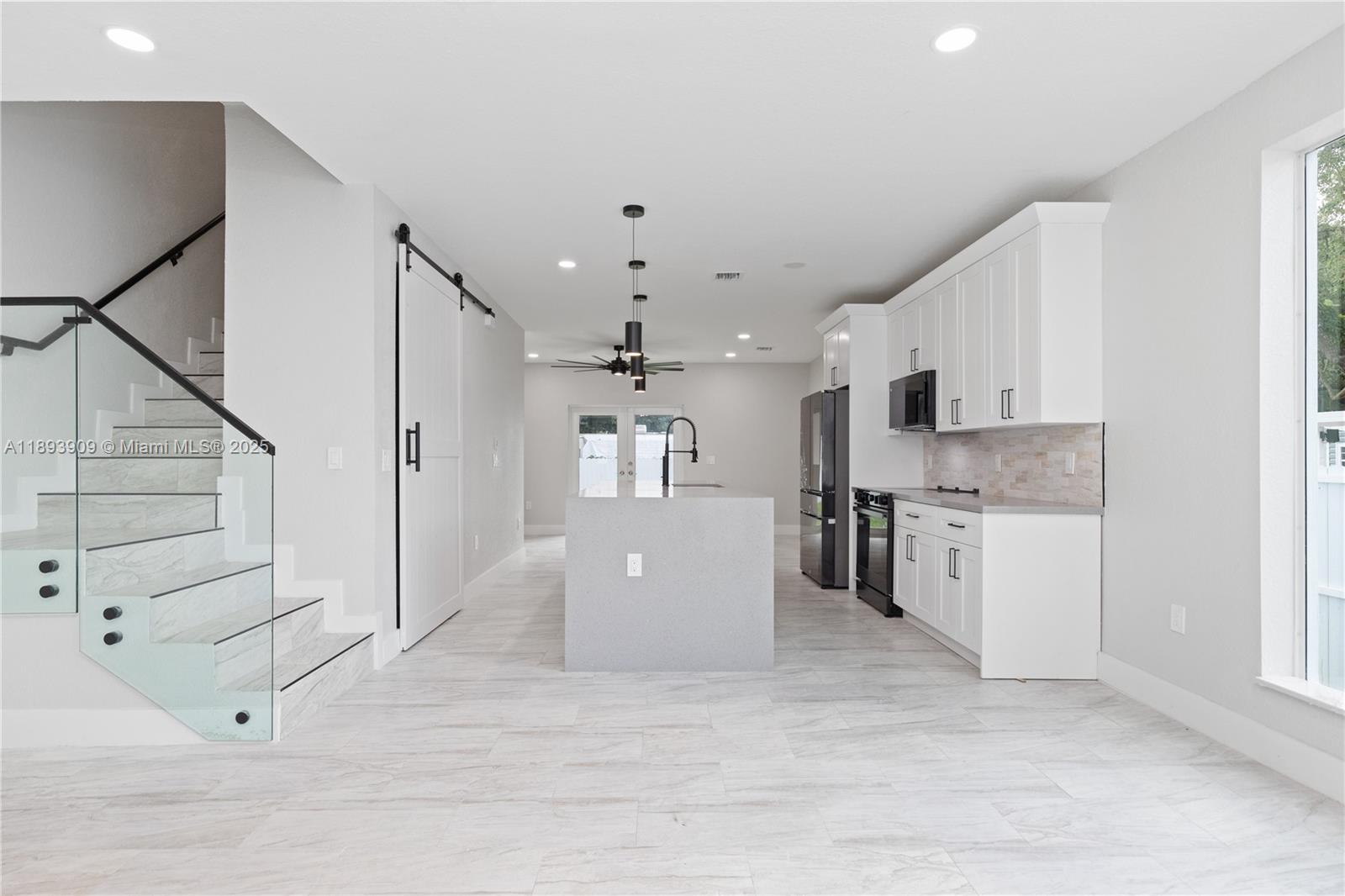   /  3892 sq. ft. $ 2025-10-10 0 foto