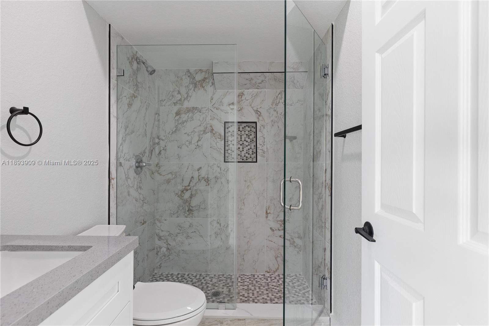  /  3892 sq. ft. $ 2025-10-10 0 foto