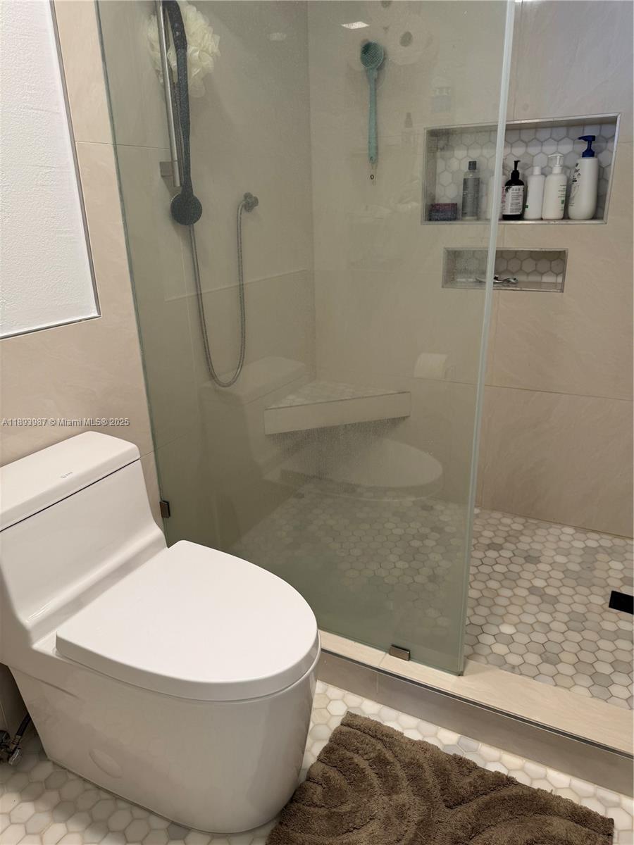 Photo of 2101 Ocean Dr  #2802, Hollywood, Florida, 33019 - Master bathroom with walk in shower