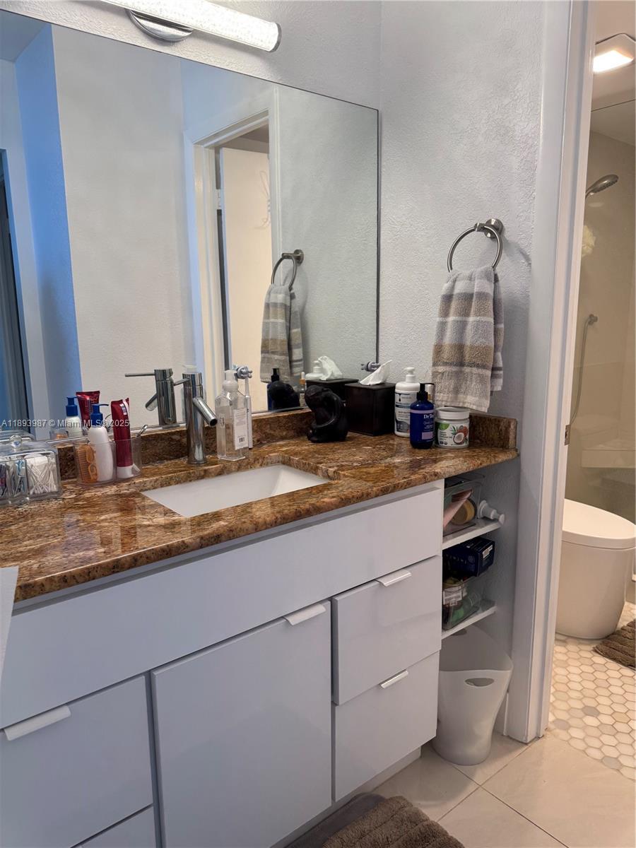 Photo of 2101 Ocean Dr  #2802, Hollywood, Florida, 33019 - Master bathroom