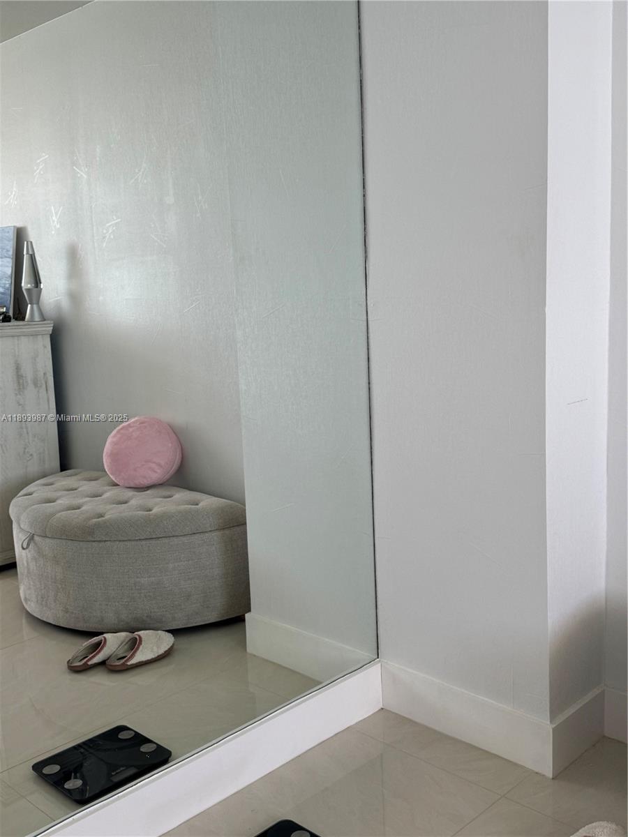 Photo of 2101 Ocean Dr #2802, Hollywood, Florida, 33019 - Floor to ceiling mirror