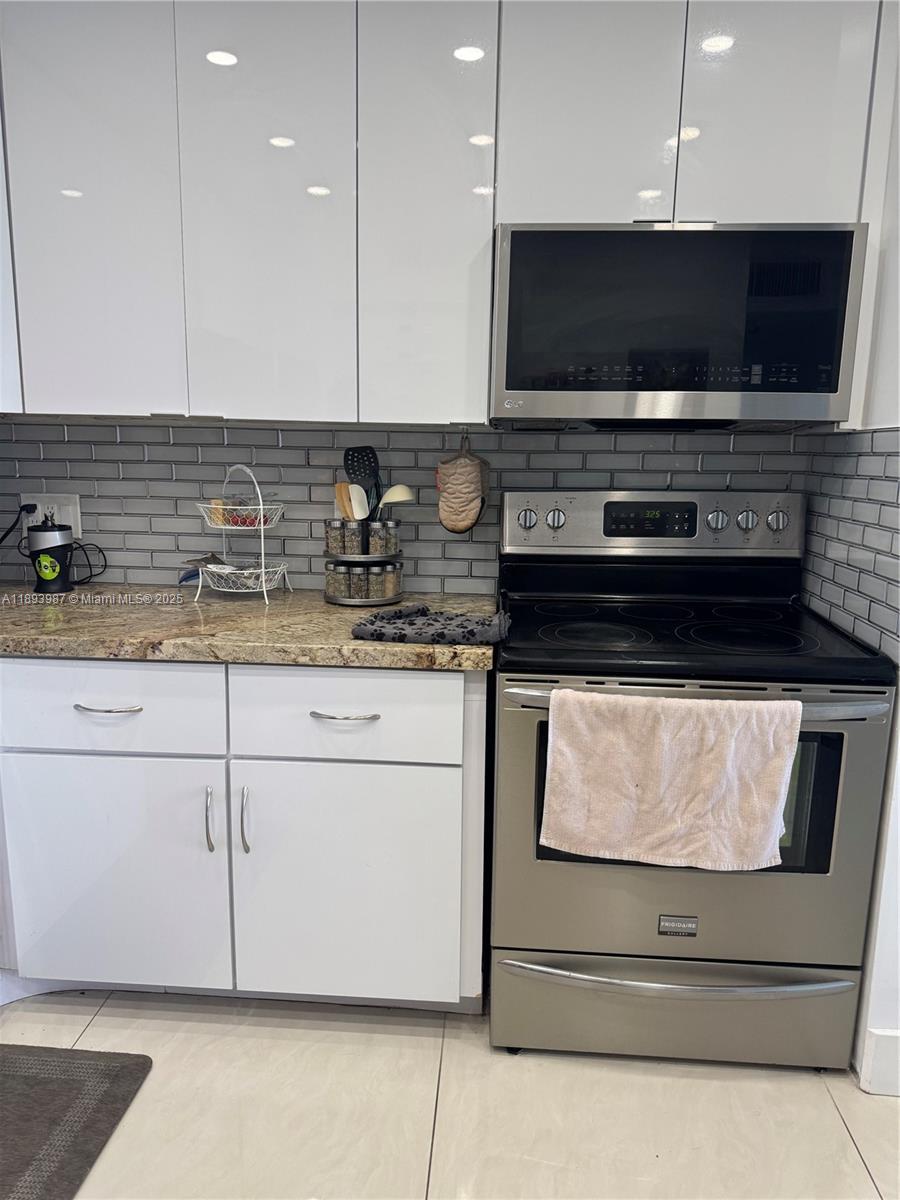 Photo of 2101 Ocean Dr #2802, Hollywood, Florida, 33019 - High gloss kitchen cabinets