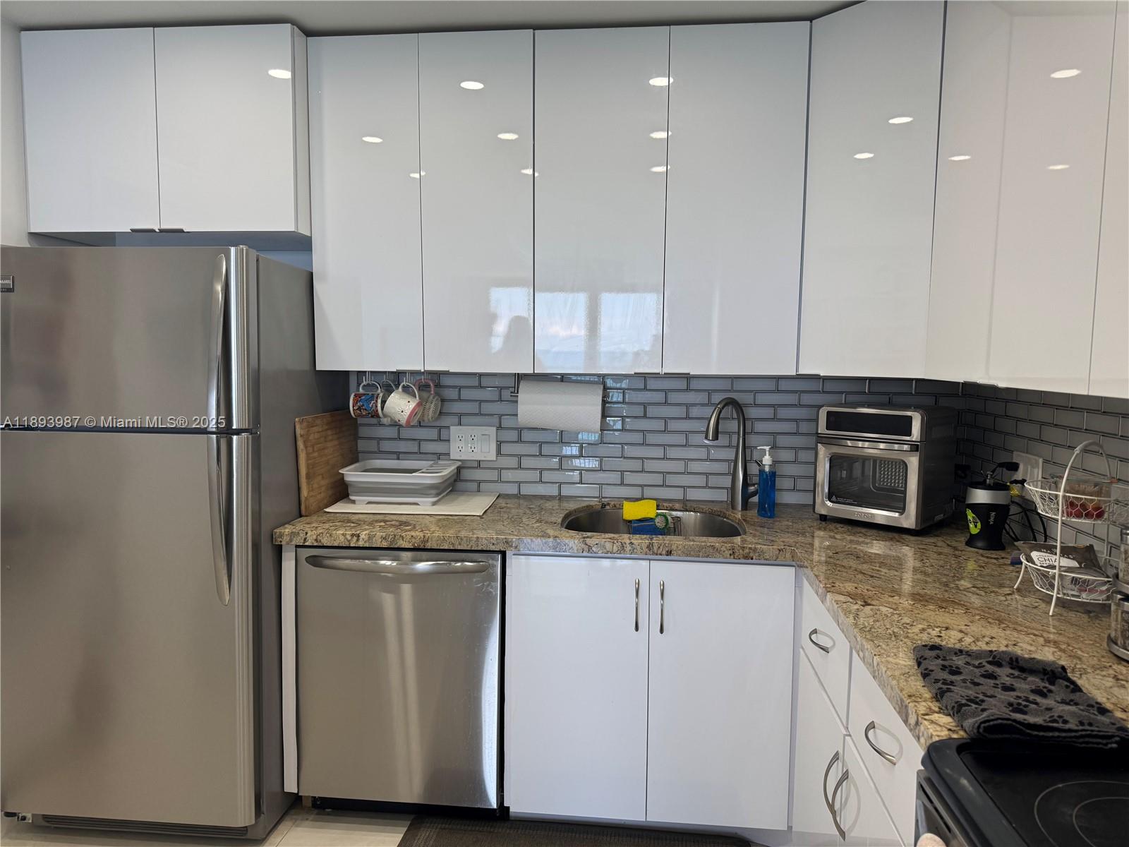 Photo of 2101 Ocean Dr  #2802, Hollywood, Florida, 33019 - All stainless appliances