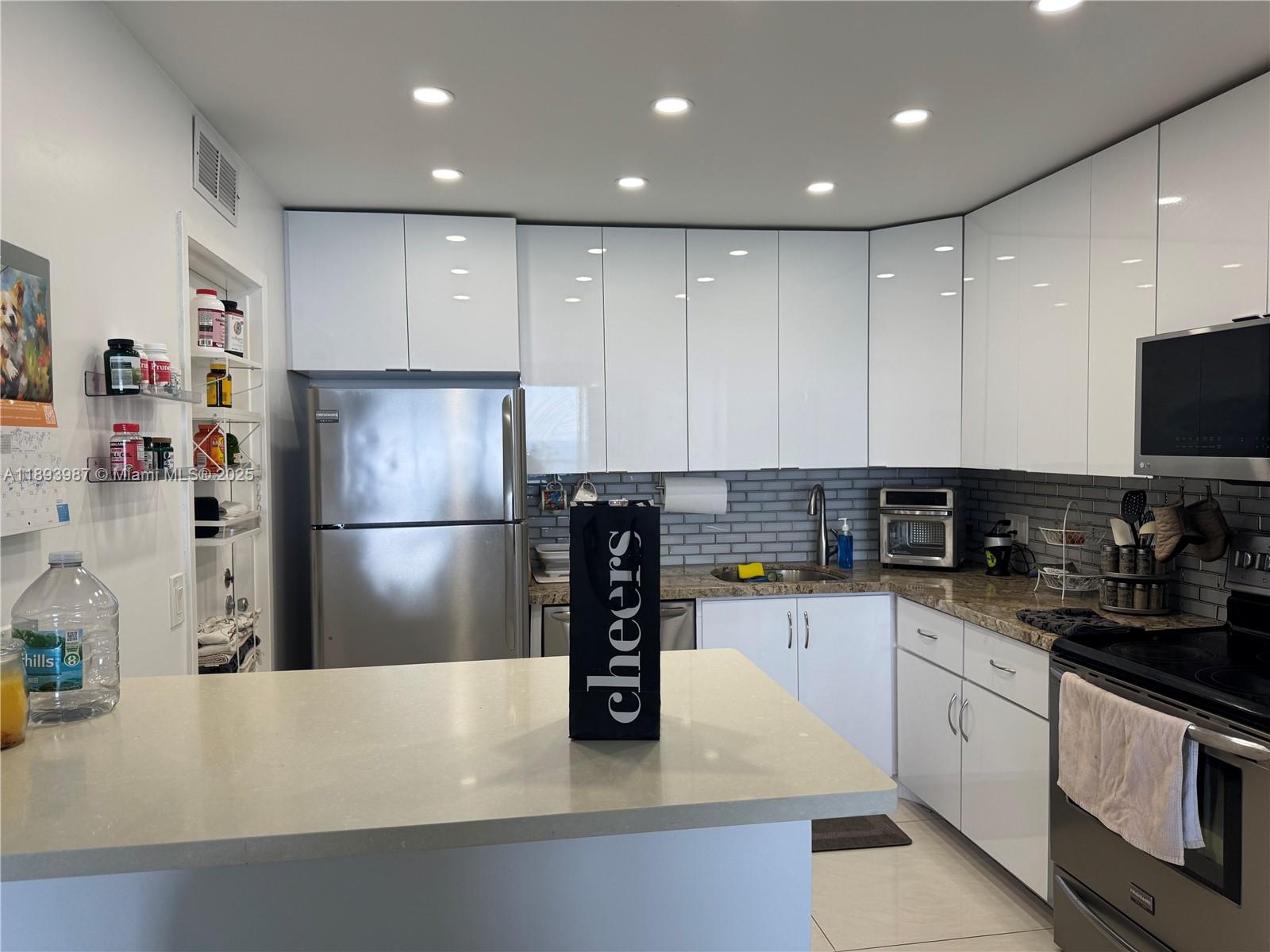 Photo of 2101 Ocean Dr  #2802, Hollywood, Florida, 33019 - Granite countertops