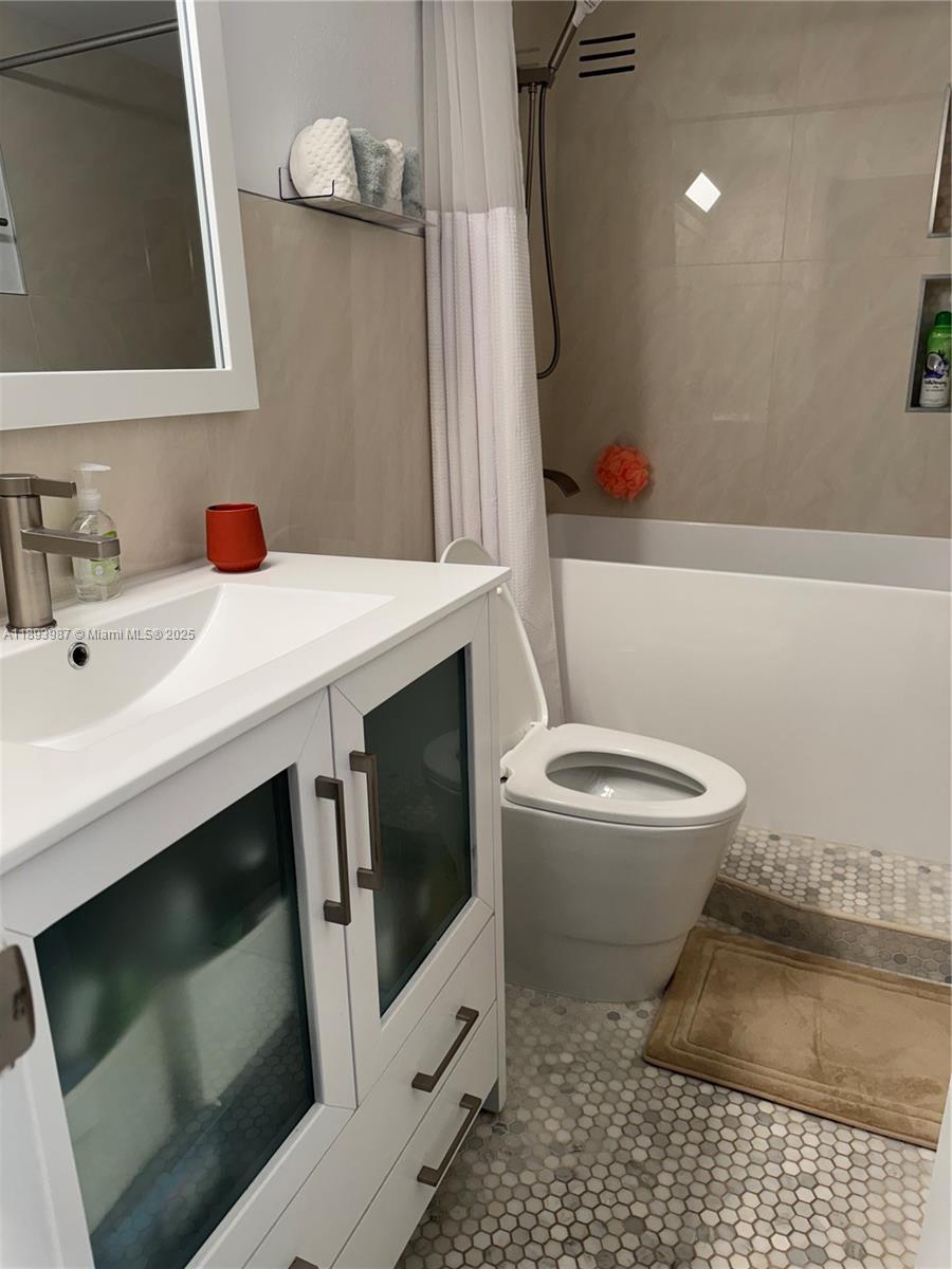 Photo of 2101 Ocean Dr  #2802, Hollywood, Florida, 33019 - Roman soaker tub