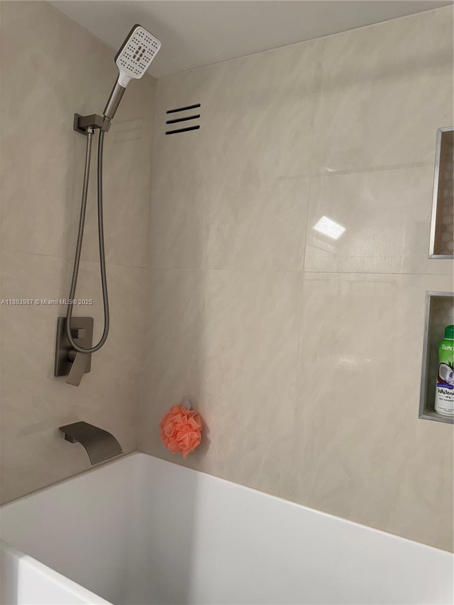 Photo of 2101 Ocean Dr  #2802, Hollywood, Florida, 33019 - Large bathtub