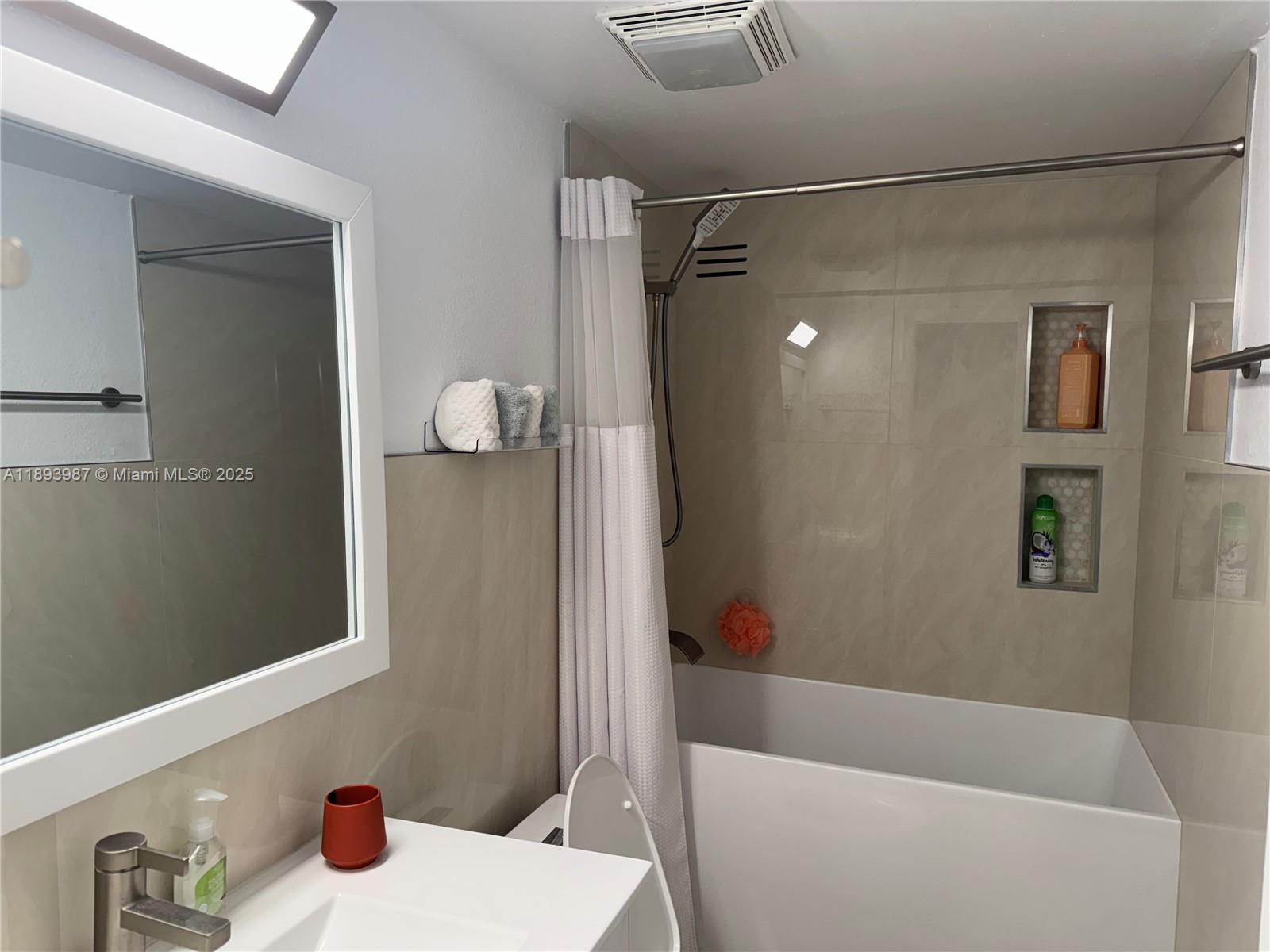 Photo of 2101 Ocean Dr  #2802, Hollywood, Florida, 33019 - Second bathroom with tub