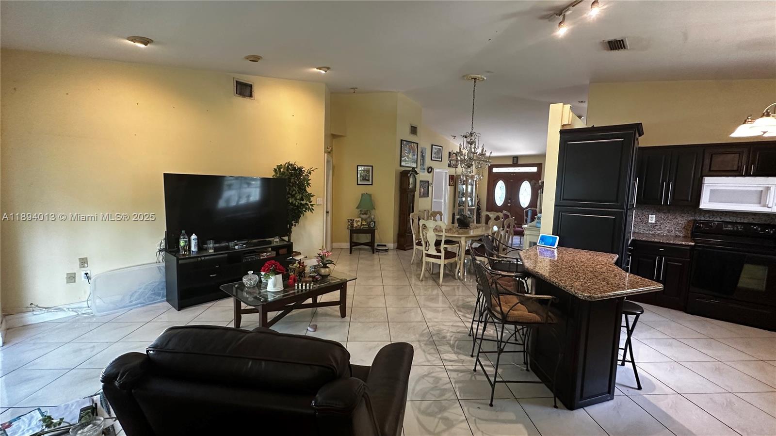 See details 6391 3 / 2 1844 sq. ft. $ 2025-10-10 0 Photo