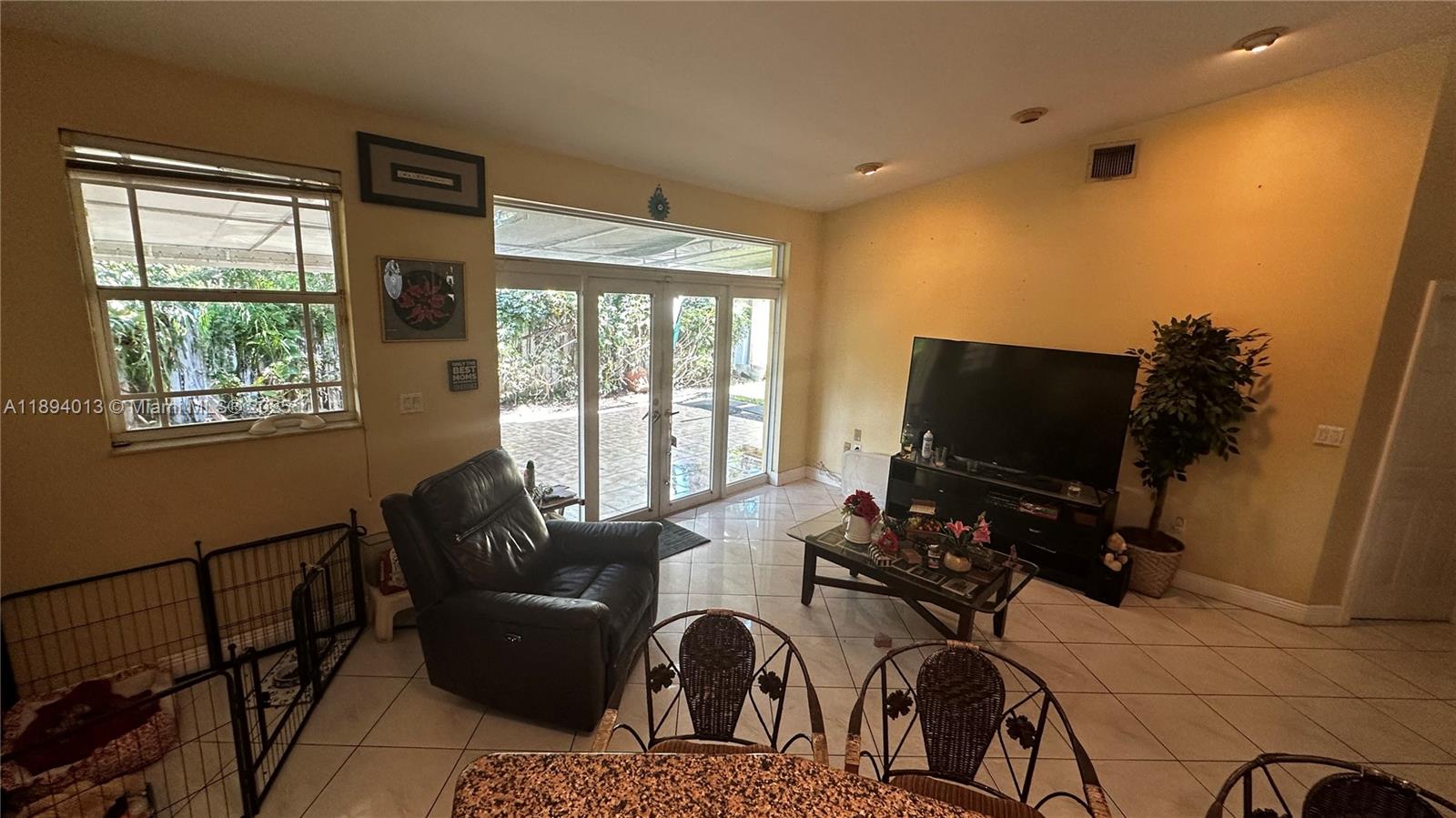 See details 6391 3 / 2 1844 sq. ft. $ 2025-10-10 0 Photo