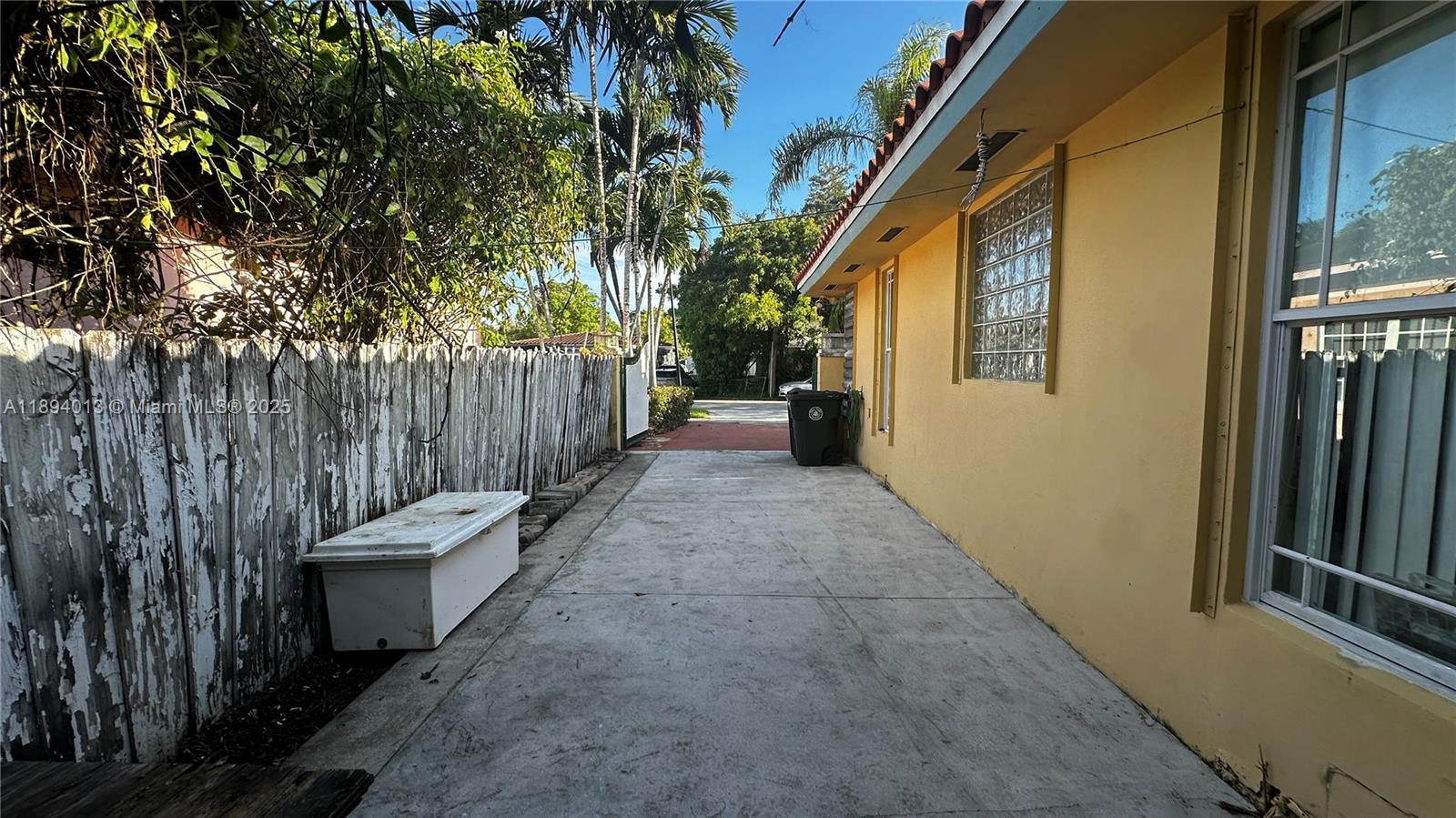 See details 6391 3 / 2 1844 sq. ft. $ 2025-10-10 0 Photo