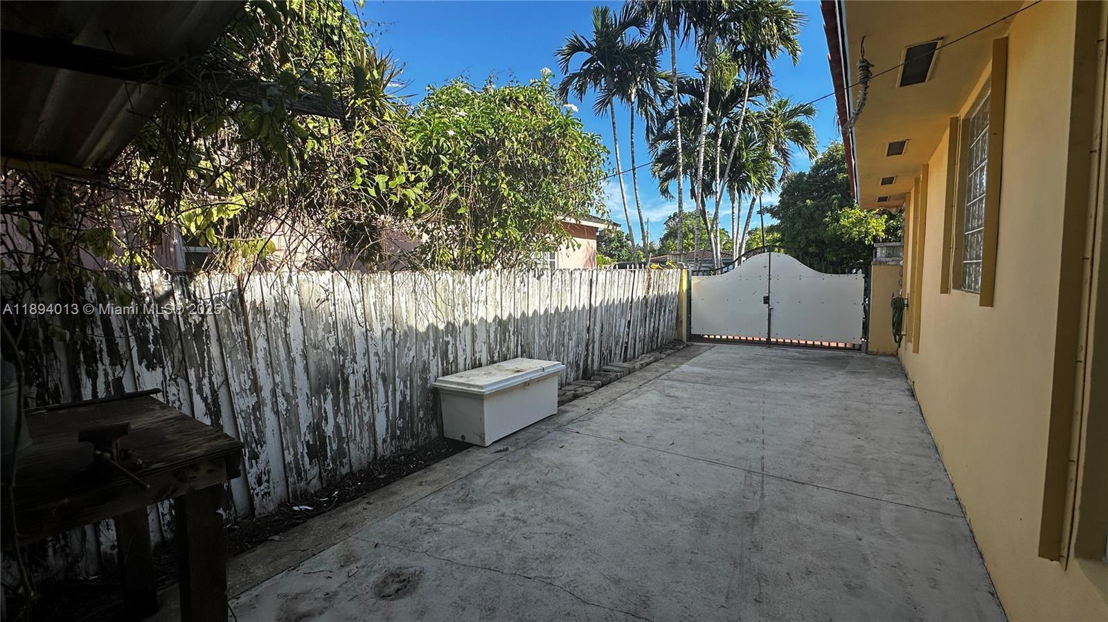 See details 6391 3 / 2 1844 sq. ft. $ 2025-10-10 0 Photo
