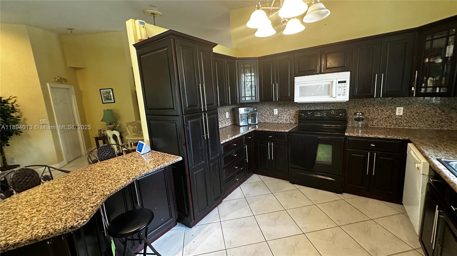 See details 6391 3 / 2 1844 sq. ft. $ 2025-10-10 0 Photo
