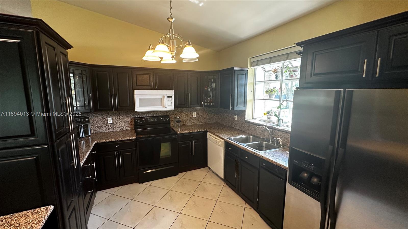 See details 6391 3 / 2 1844 sq. ft. $ 2025-10-10 0 Photo
