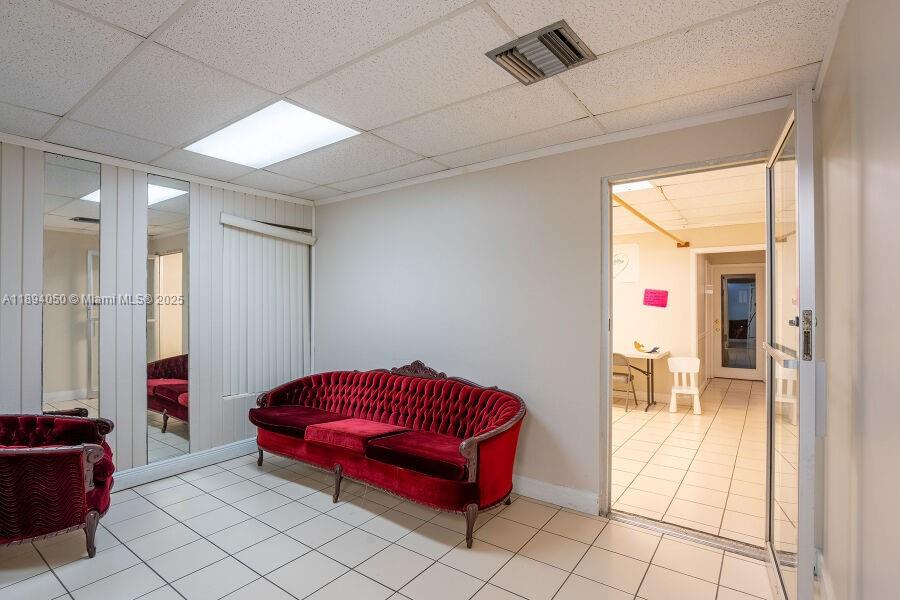   /   sq. ft. $ 2025-10-10 0 foto