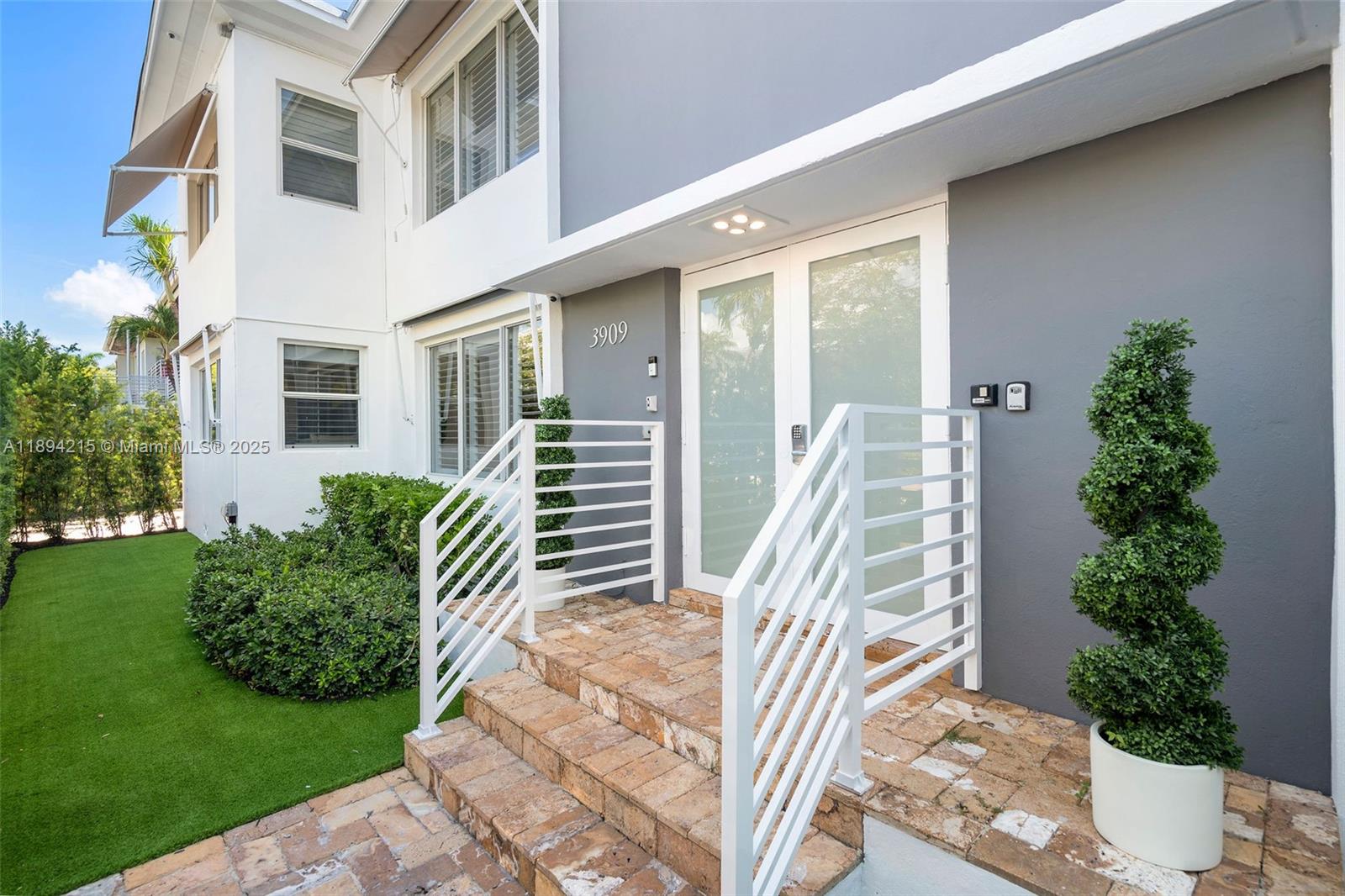 See details / 5500 sq. ft. $ 2025-10-10 0 Photo