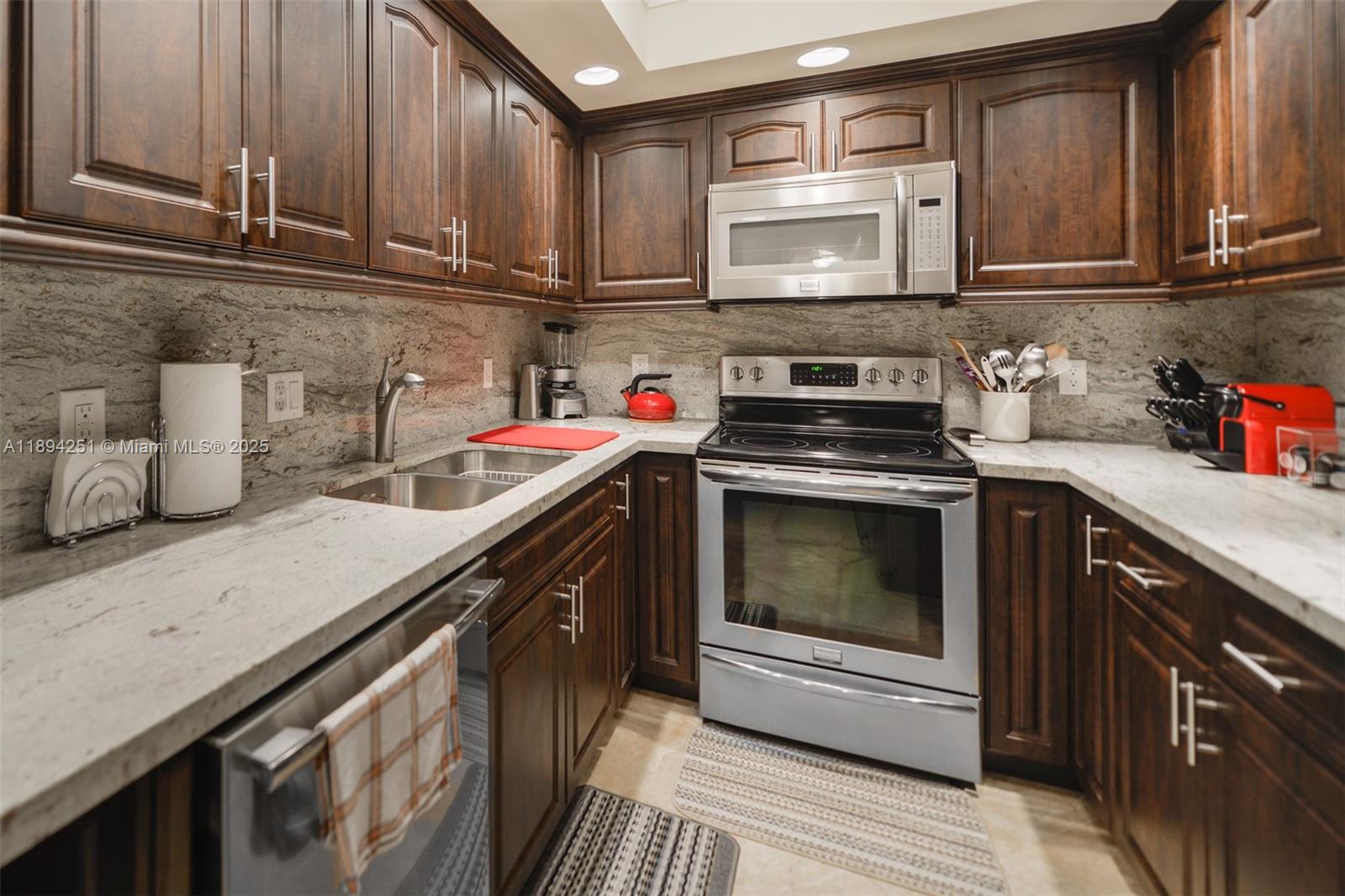 11K 1 / 2 870 sq. ft. $ 2025-10-10 0 Photo
