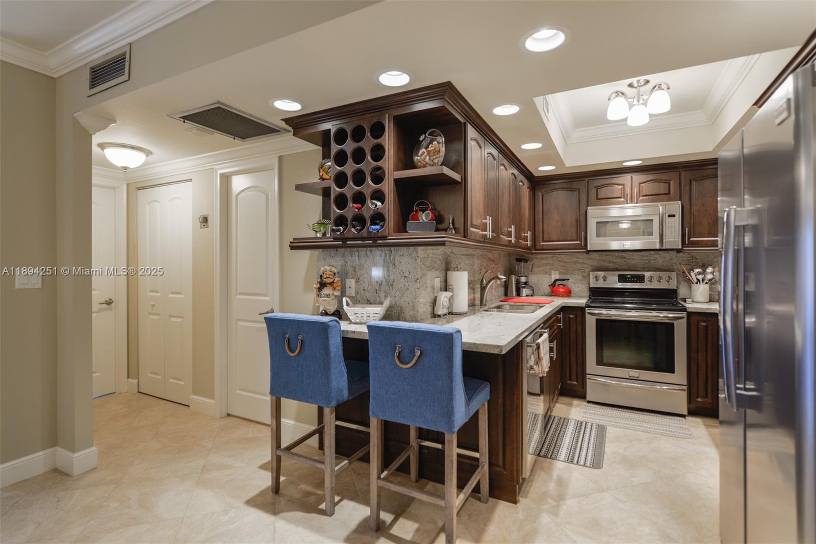 11K 1 / 2 870 sq. ft. $ 2025-10-10 0 Photo