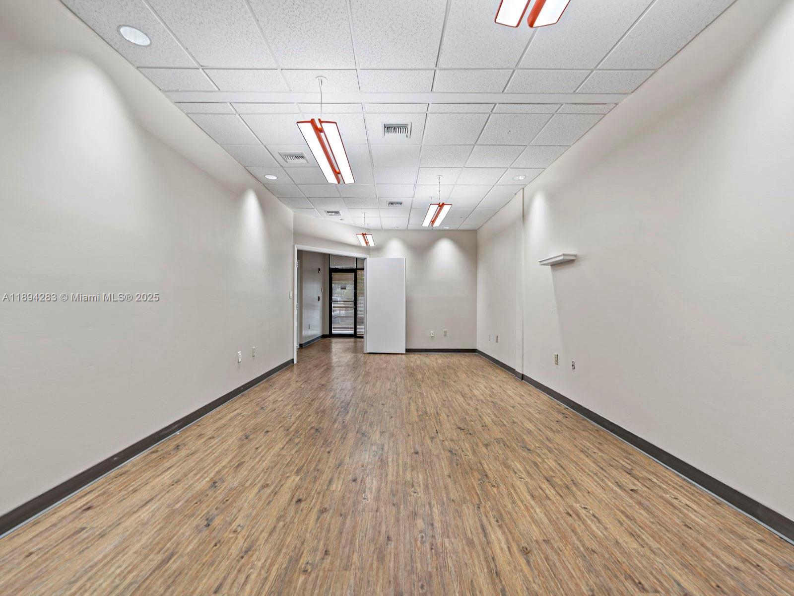 735  /   sq. ft. $ 2025-10-10 0 Photo