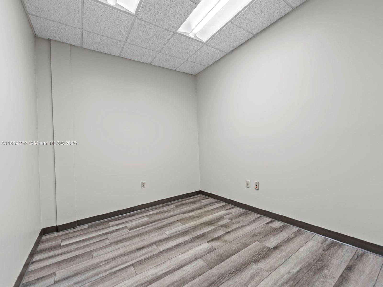735  /   sq. ft. $ 2025-10-10 0 Photo