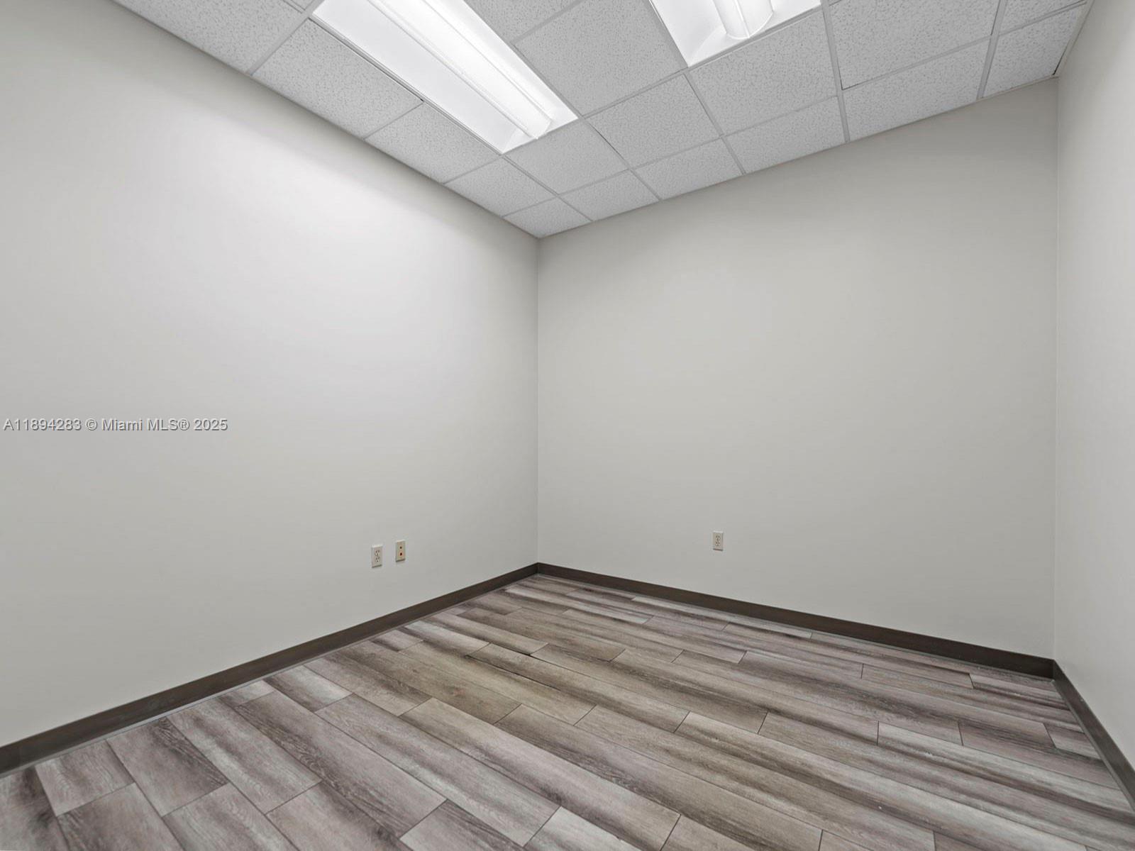 735  /   sq. ft. $ 2025-10-10 0 Photo