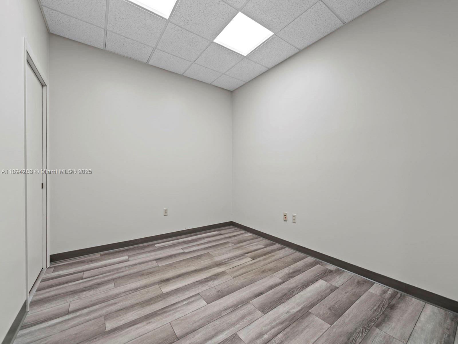 735  /   sq. ft. $ 2025-10-10 0 Photo
