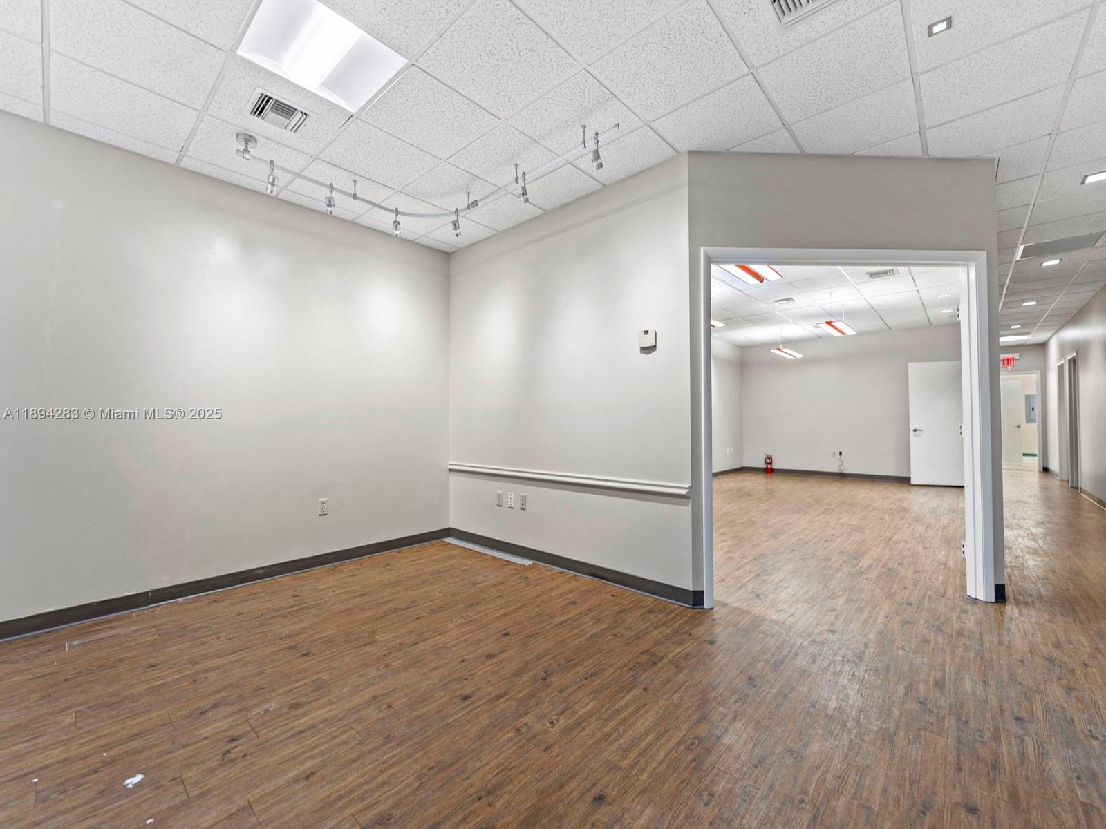 735  /   sq. ft. $ 2025-10-10 0 Photo
