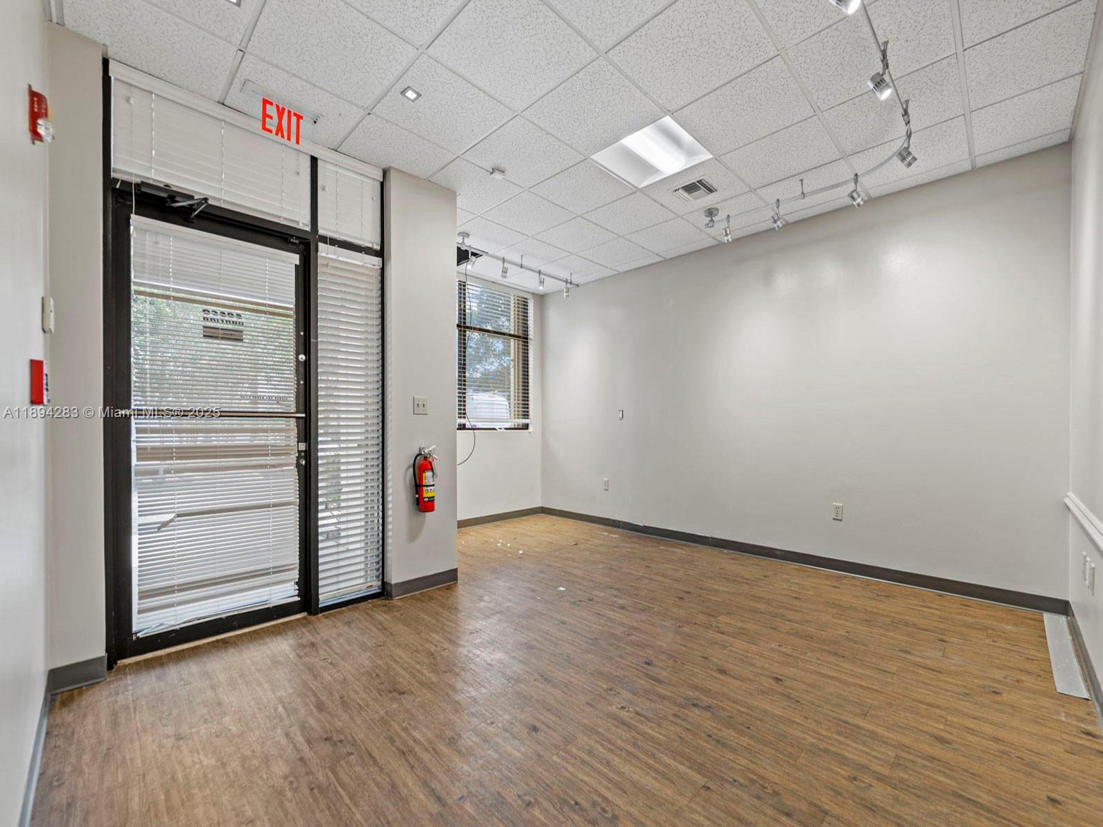735  /   sq. ft. $ 2025-10-10 0 Photo