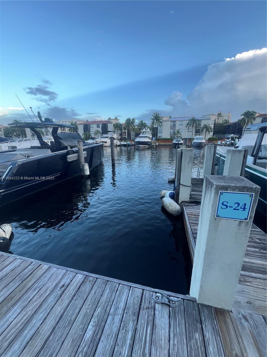 Подробнее   /   кв.футов $ 2025-10-10 0 Фото