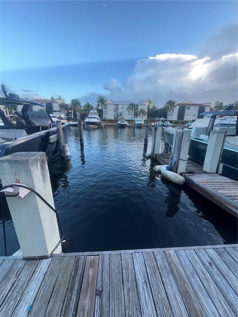 Подробнее   /   кв.футов $ 2025-10-10 0 Фото