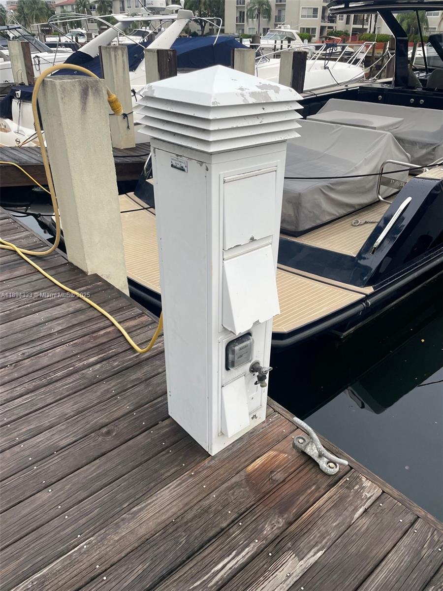 Подробнее   /   кв.футов $ 2025-10-10 0 Фото