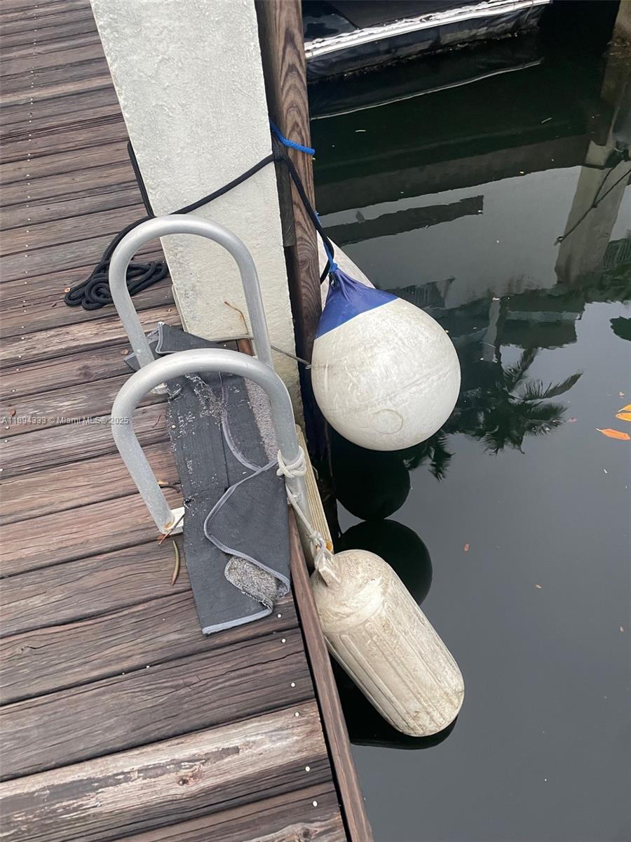 Подробнее   /   кв.футов $ 2025-10-10 0 Фото