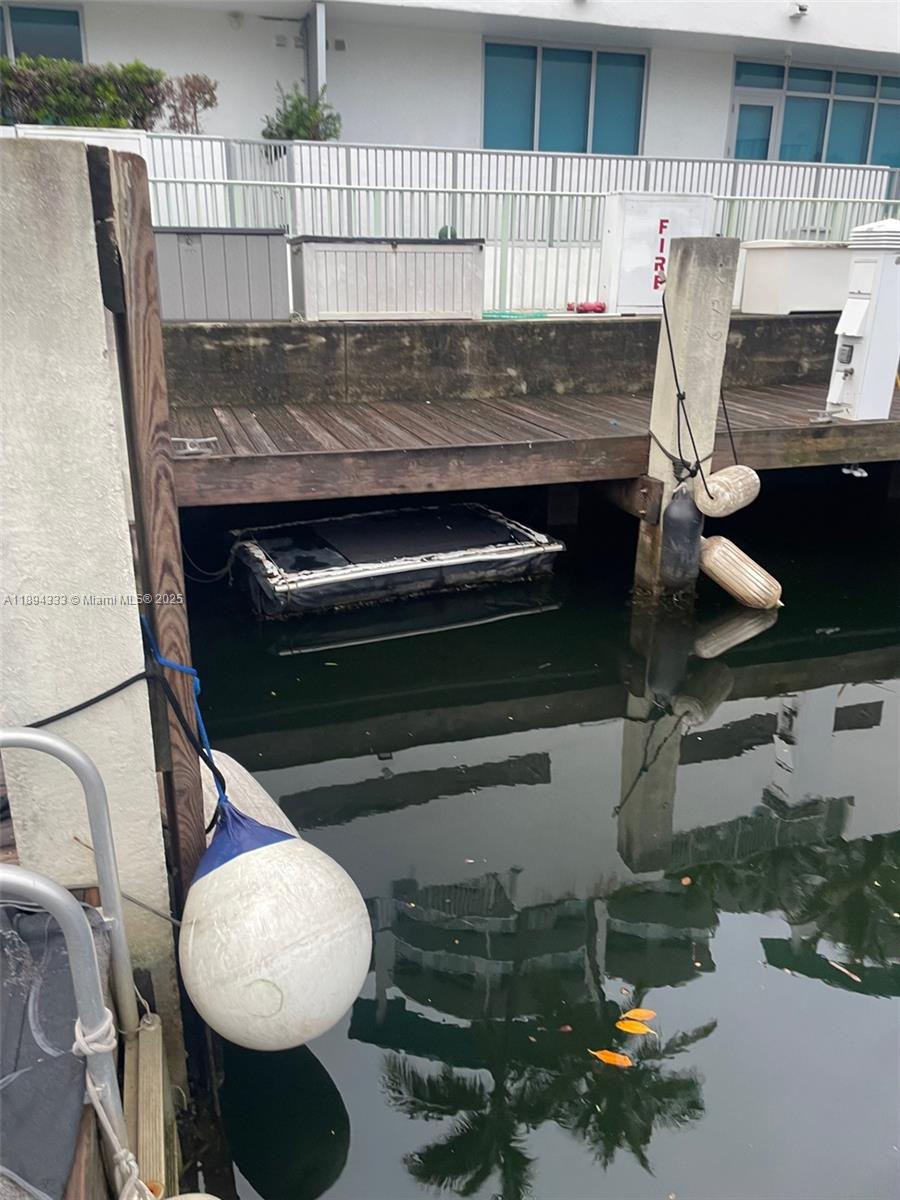 Подробнее   /   кв.футов $ 2025-10-10 0 Фото