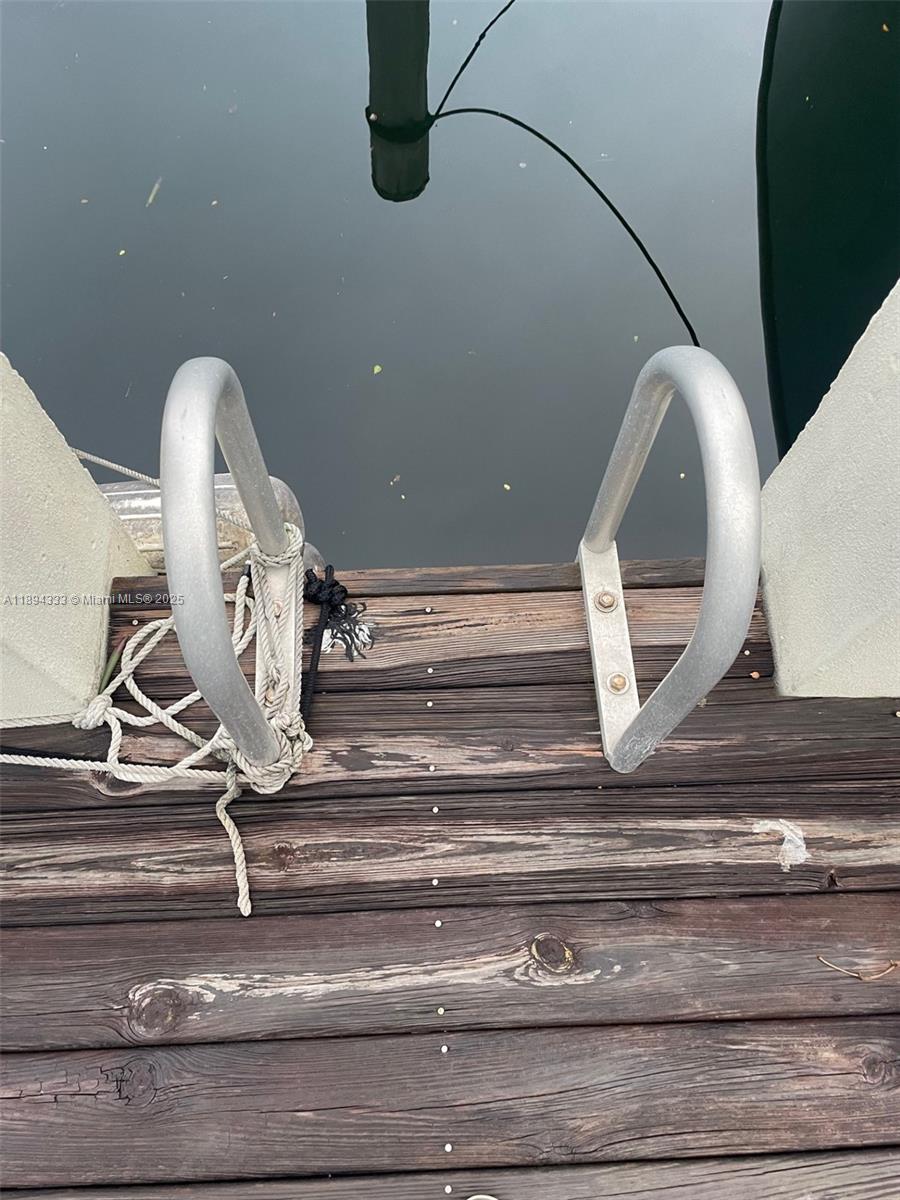 Подробнее   /   кв.футов $ 2025-10-10 0 Фото