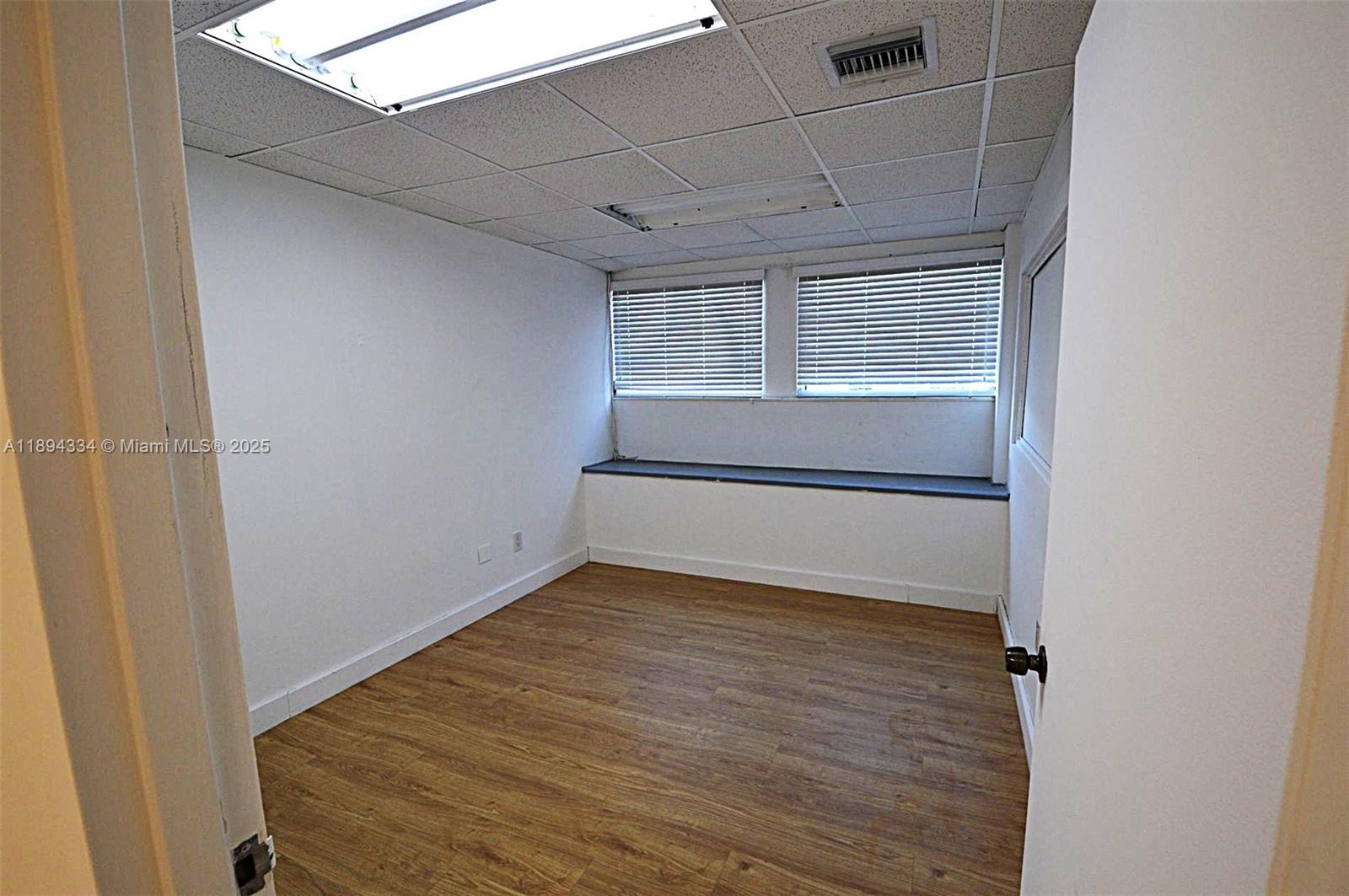 14  /   sq. ft. $ 2025-10-10 0 Photo