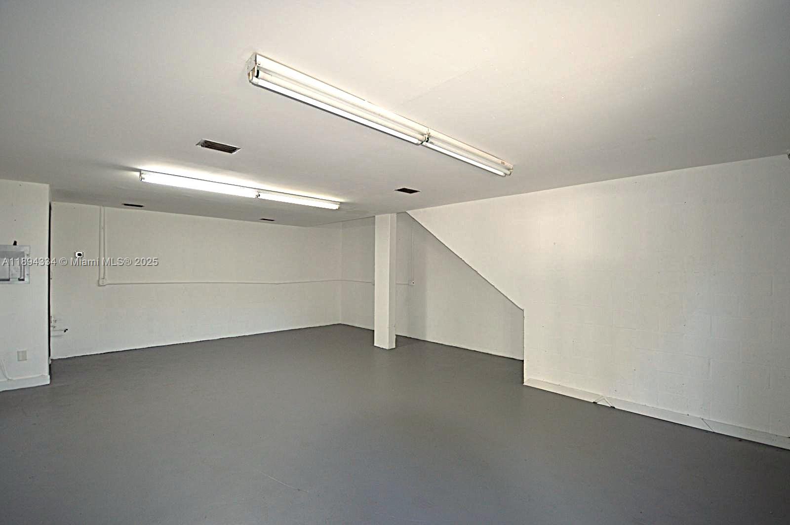 14  /   sq. ft. $ 2025-10-10 0 Photo