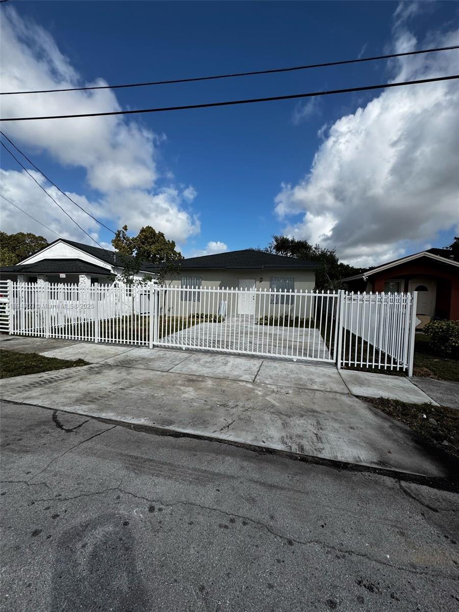 See details / 1250 sq. ft. $ 2025-10-10 0 Photo