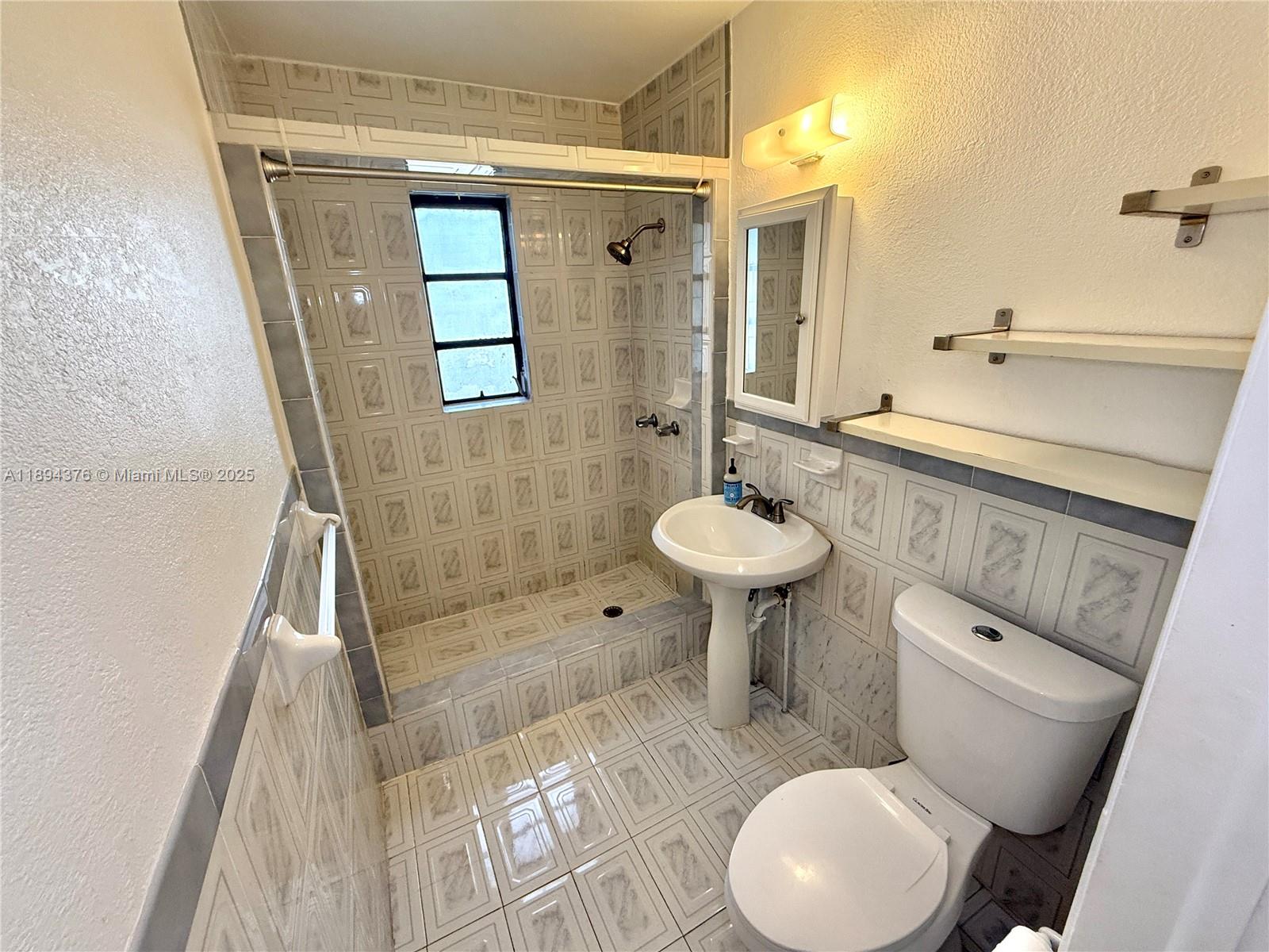   /  1590 sq. ft. $ 2025-10-10 0 foto