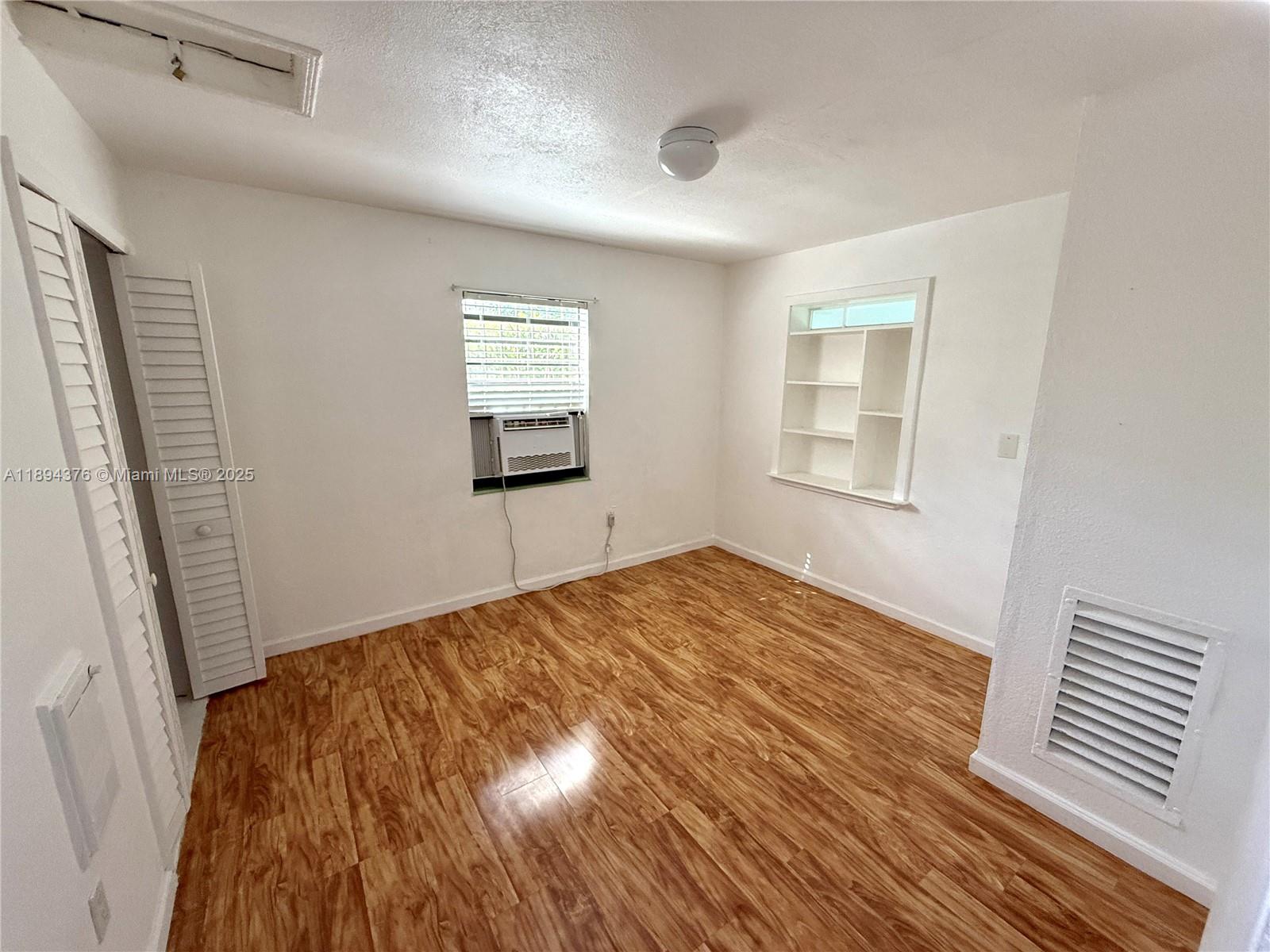  /  1590 sq. ft. $ 2025-10-10 0 foto