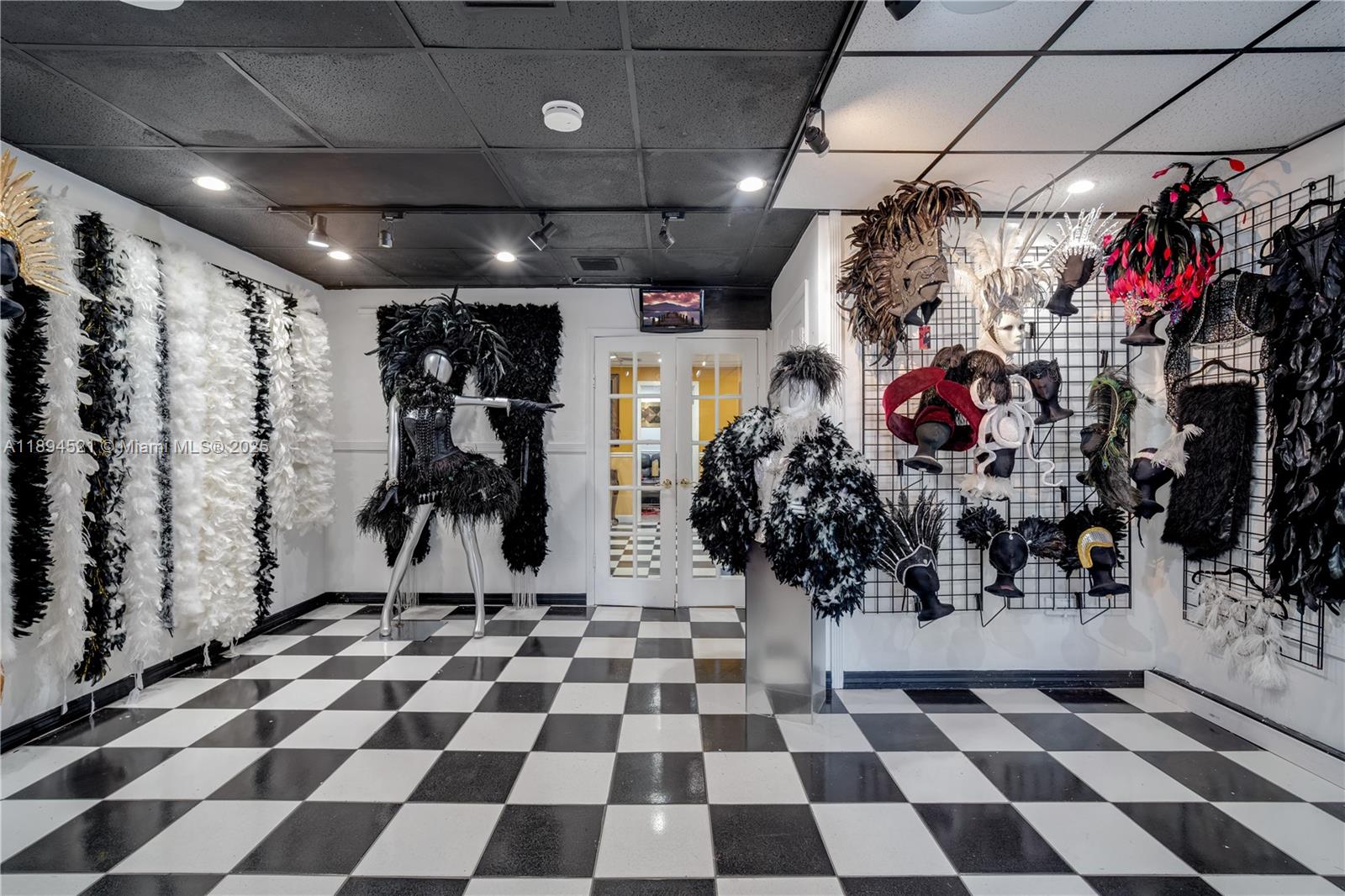 Подробнее   /   кв.футов $ 2025-10-11 0 Фото