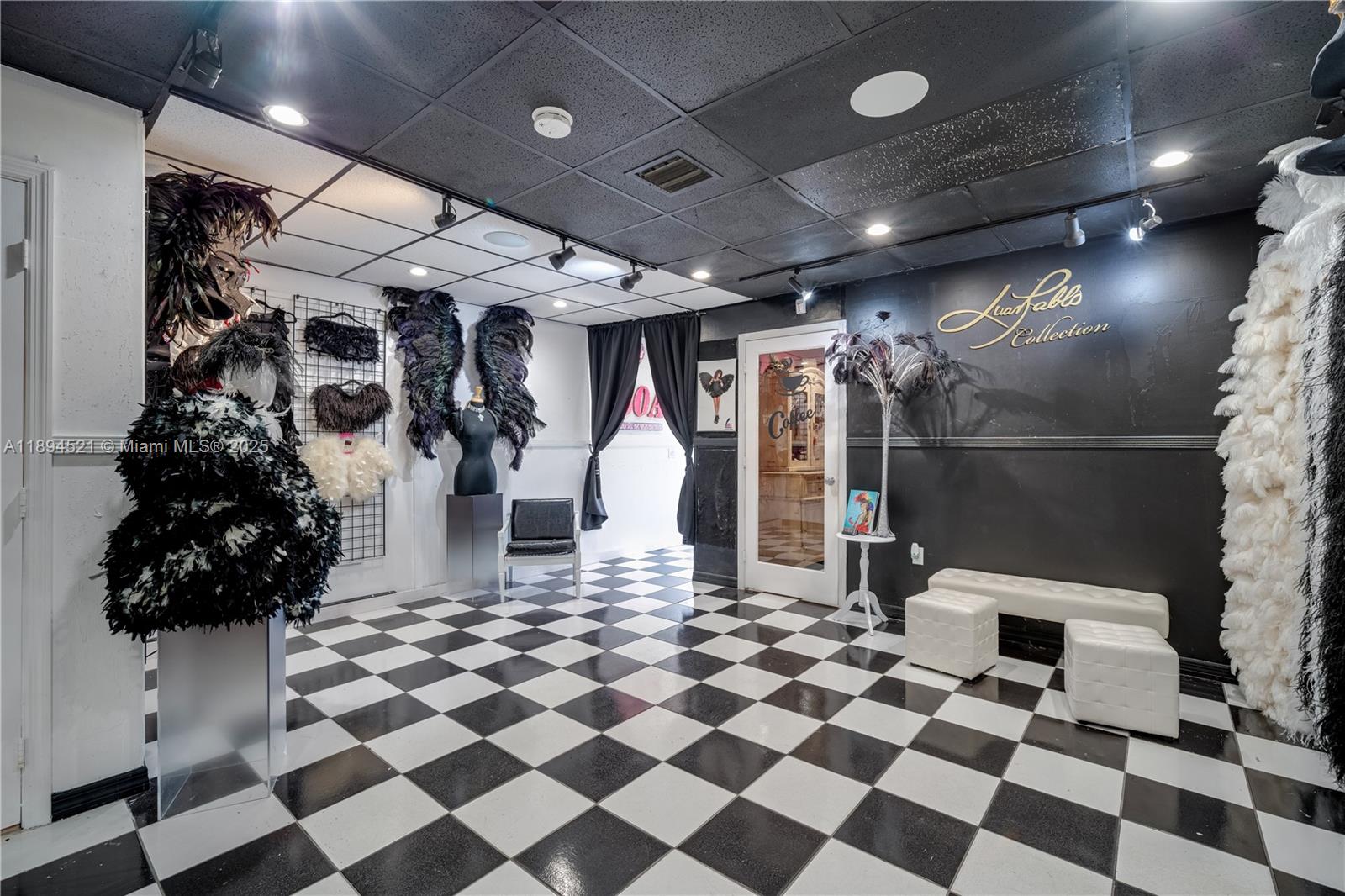 Подробнее   /   кв.футов $ 2025-10-11 0 Фото