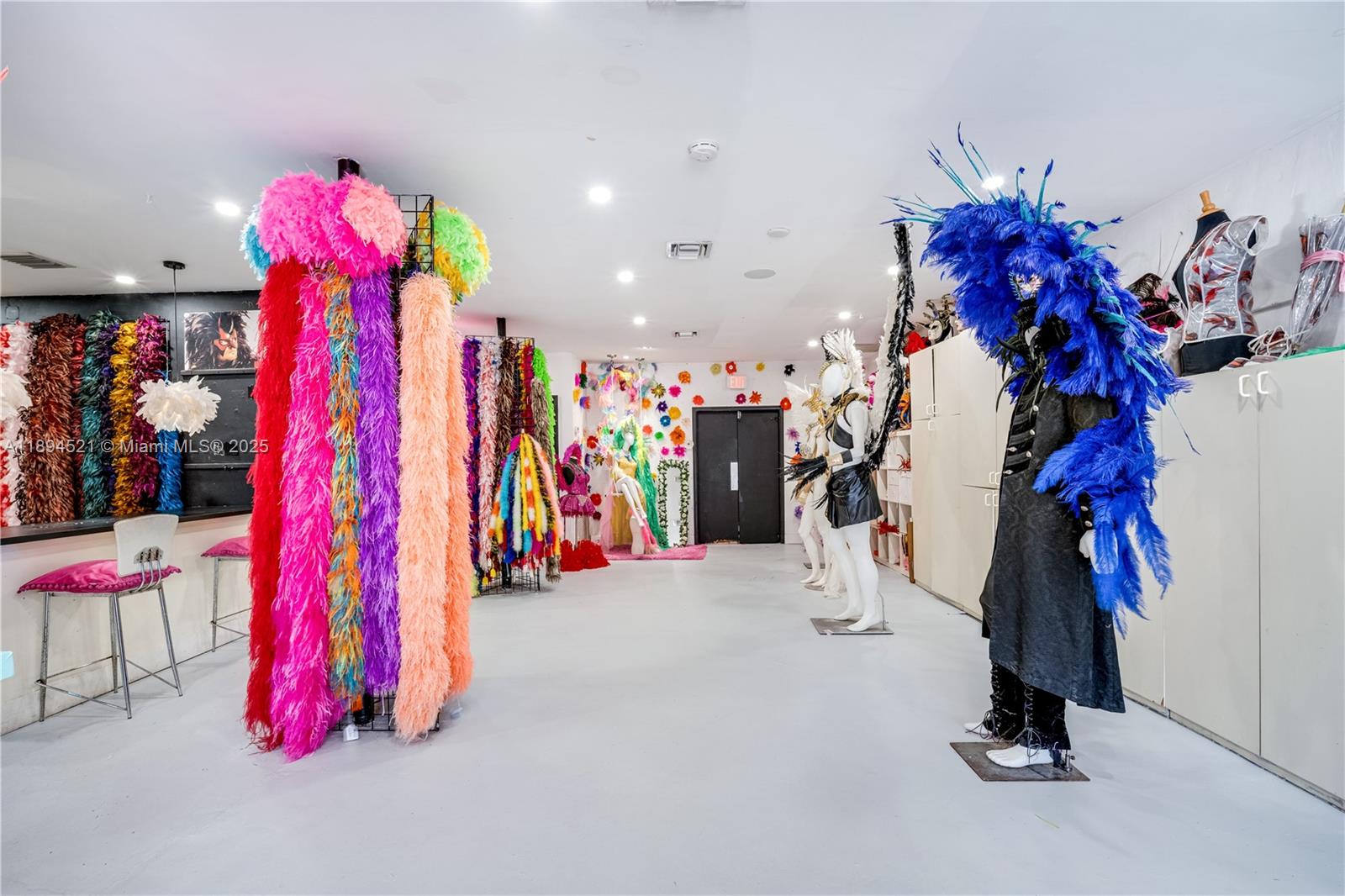 Подробнее   /   кв.футов $ 2025-10-11 0 Фото