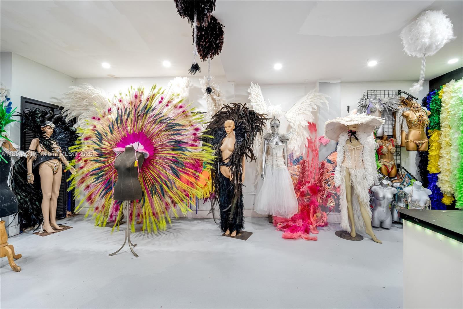 Подробнее   /   кв.футов $ 2025-10-11 0 Фото