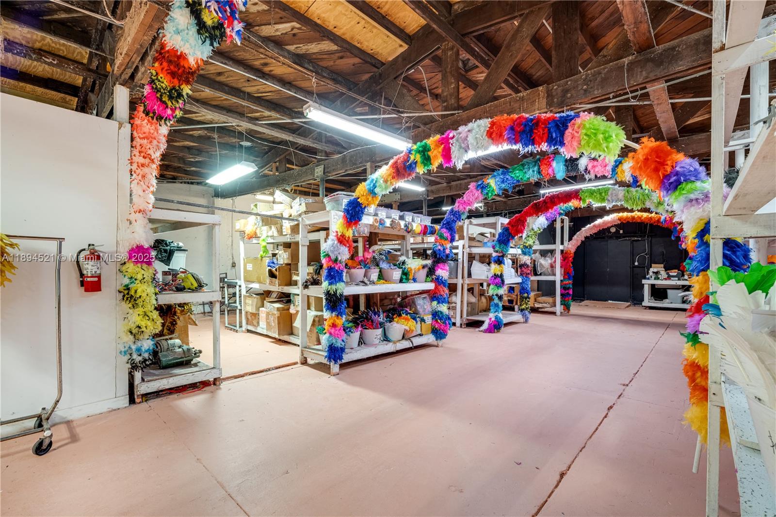 Подробнее   /   кв.футов $ 2025-10-11 0 Фото