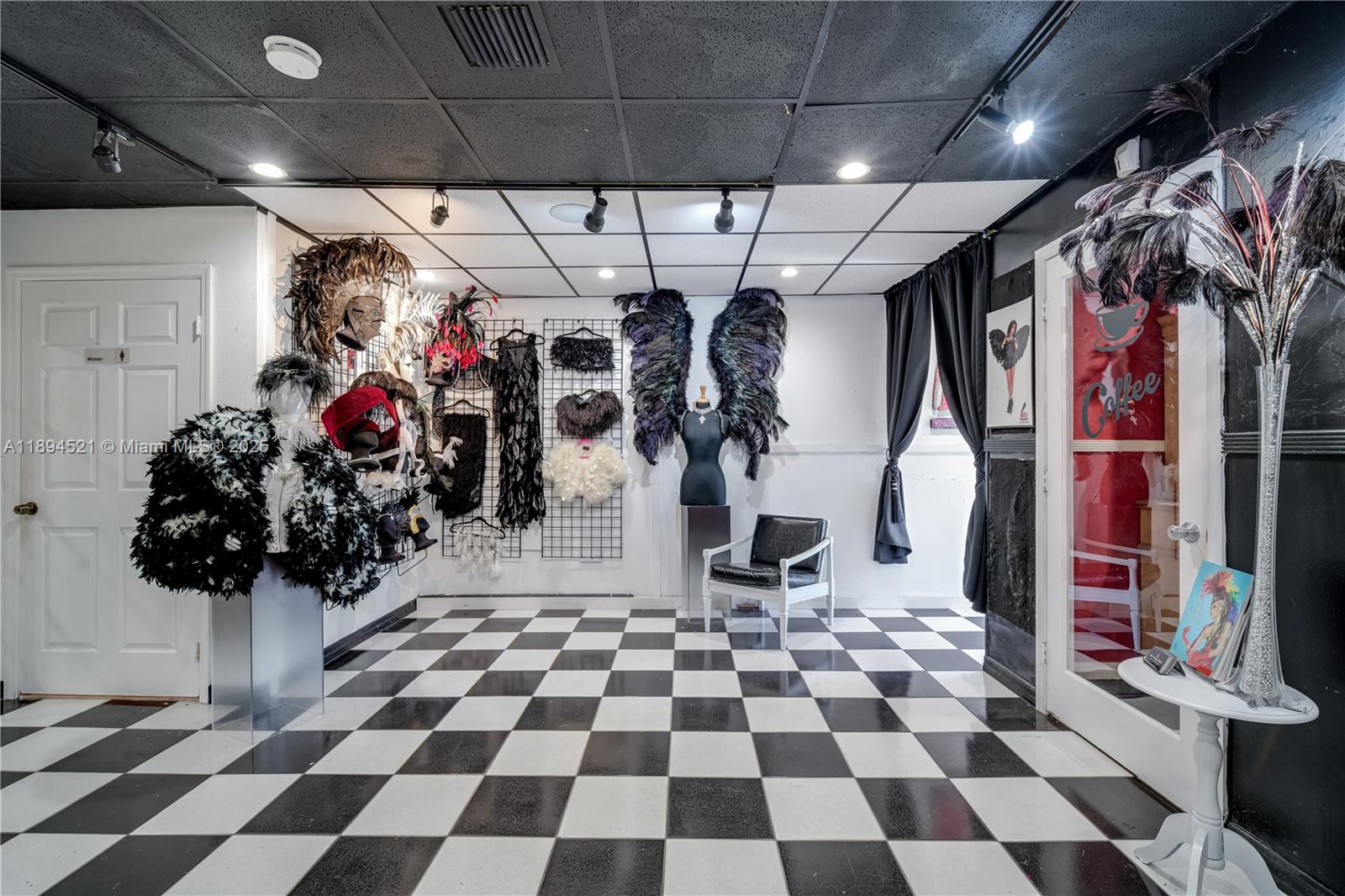 Подробнее   /   кв.футов $ 2025-10-11 0 Фото