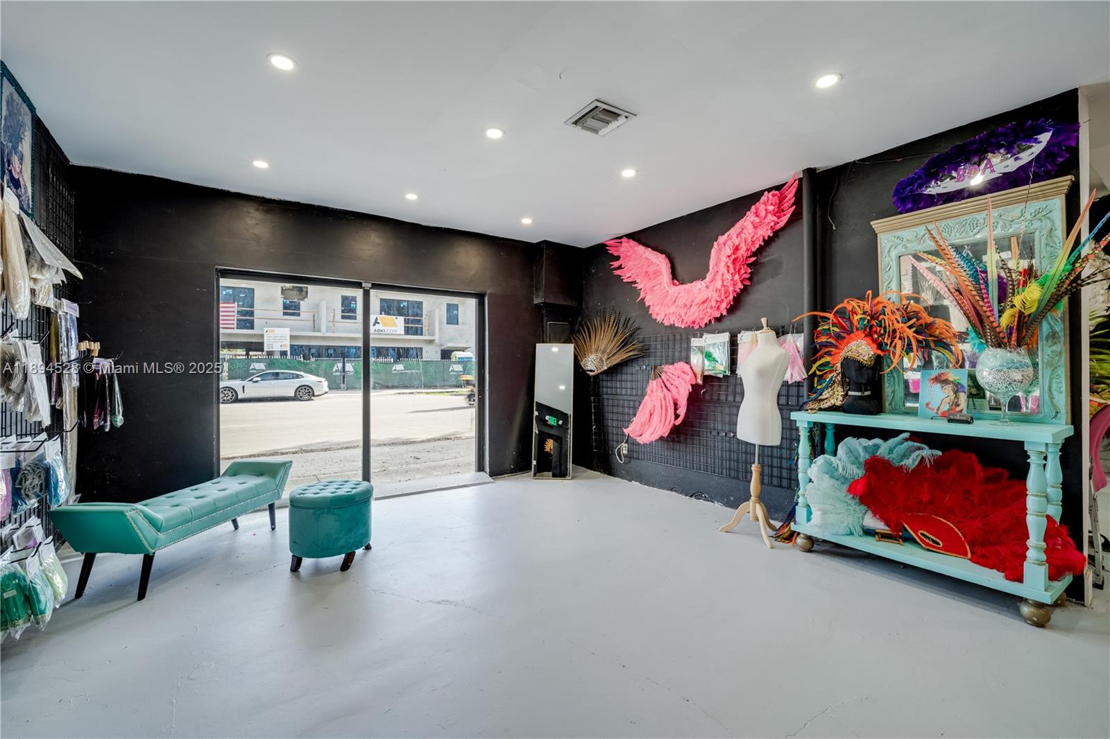 See details   /   sq. ft. $ 2025-10-11 0 Photo